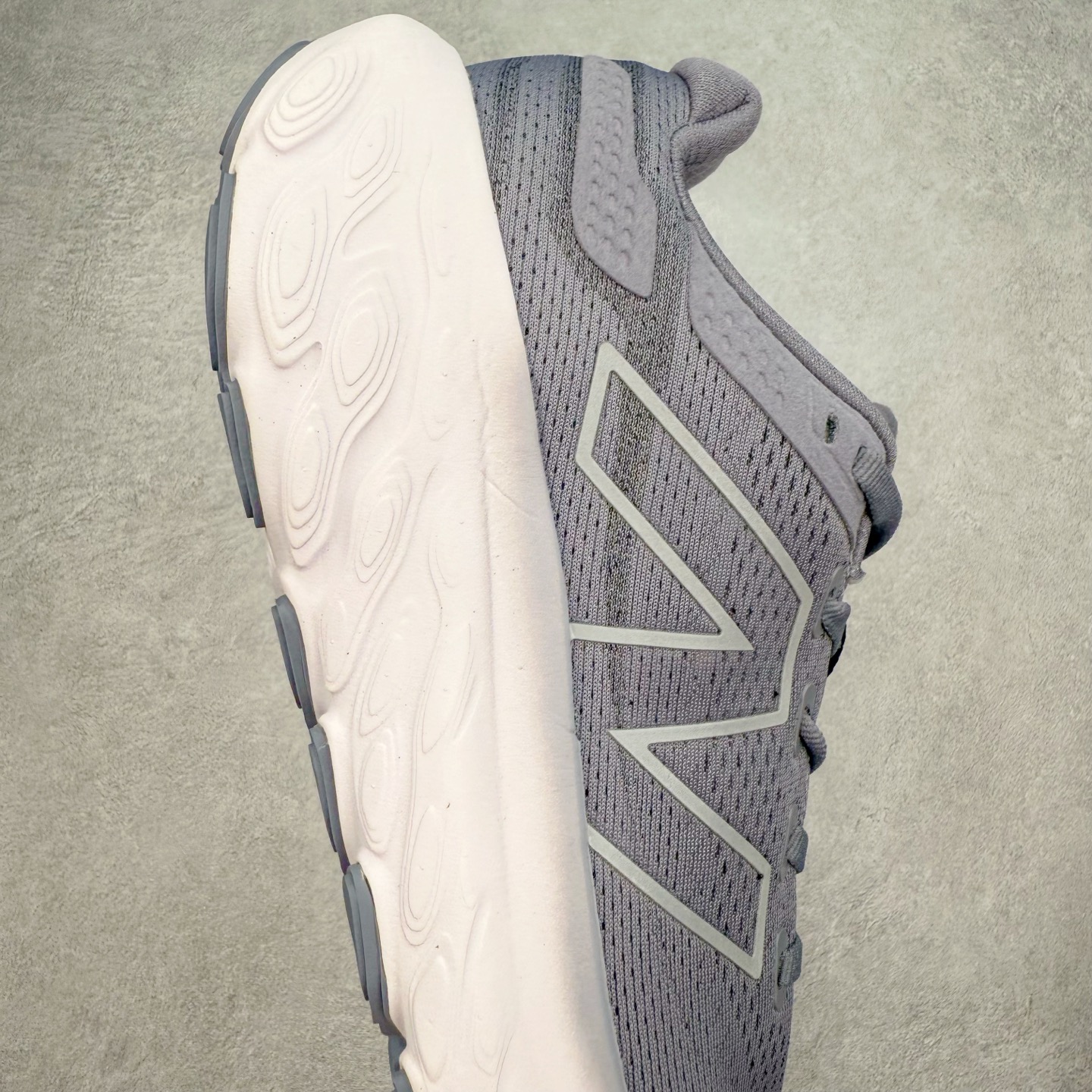 图片[6]-New Balance Fresh Foam X NB1080V13 新百伦系列低帮轻量化厚底健身休闲运动慢跑鞋 近赏｜无论是日常慢跑，还是City Walk，它都可轻松应对提起今年最流行的事情，想必在你所在的城市来一段City Walk，是很多潮男潮女都会做的吧。当时间来到十月，一年中最舒服的时光，无论是慢跑也好，还是City Walk，今天推荐的这双鞋，都可以轻松应对。那就是可以带给你久违的松弛感、治愈你柔软的需要的New Balance Fresh Foam X1080v13。作为New Balance经典跑鞋系列，1080系列可以说凝聚了品牌历来前沿科技与制造匠心。今年的v13版本可谓再度革新。在舒适体验、运动性能以及造型风格三个维度上做到了有机交融。舒适体验一直是1080跑鞋系列带给我们最大的直观感受，加上本就带有严肃跑鞋基因，在今年全新材料配方的Fresh FoamX中底泡棉上则有了不一样的缓震性能，重新定义“踩屎感”。可再生柔软针织鞋面使用可追溯的Repreve再生鞋面材料，柔软透气的鞋面提供绵密的贴合与包裹感，轻量分区橡胶大底分区外底橡胶采用新材料，改进纹路设计，增加前掌外底硬度，提升滚动反馈和传动效率。尺码：36 36.5 37 37.5 38 38.5 39.5 40 40.5 41.5 42 42.5 43 44 45-选品中心