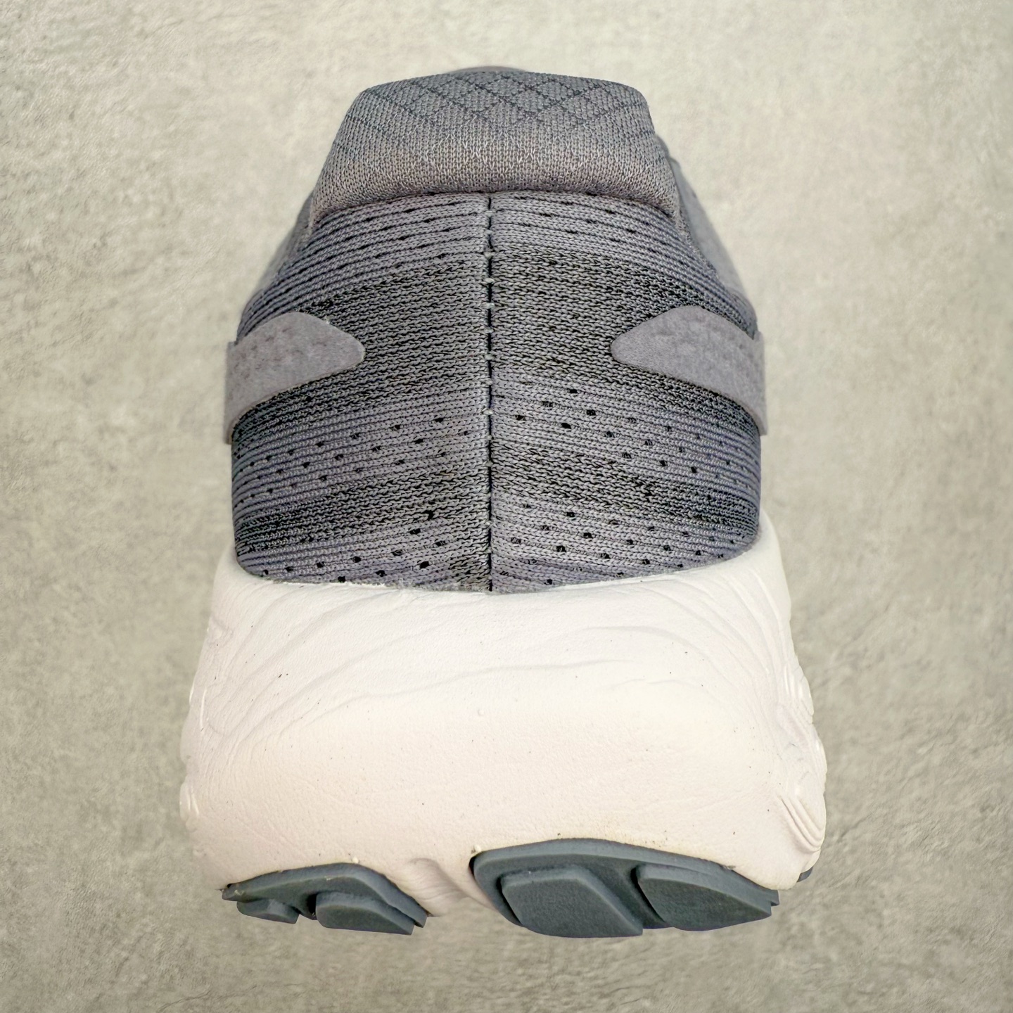 图片[8]-New Balance Fresh Foam X NB1080V13 新百伦系列低帮轻量化厚底健身休闲运动慢跑鞋 近赏｜无论是日常慢跑，还是City Walk，它都可轻松应对提起今年最流行的事情，想必在你所在的城市来一段City Walk，是很多潮男潮女都会做的吧。当时间来到十月，一年中最舒服的时光，无论是慢跑也好，还是City Walk，今天推荐的这双鞋，都可以轻松应对。那就是可以带给你久违的松弛感、治愈你柔软的需要的New Balance Fresh Foam X1080v13。作为New Balance经典跑鞋系列，1080系列可以说凝聚了品牌历来前沿科技与制造匠心。今年的v13版本可谓再度革新。在舒适体验、运动性能以及造型风格三个维度上做到了有机交融。舒适体验一直是1080跑鞋系列带给我们最大的直观感受，加上本就带有严肃跑鞋基因，在今年全新材料配方的Fresh FoamX中底泡棉上则有了不一样的缓震性能，重新定义“踩屎感”。可再生柔软针织鞋面使用可追溯的Repreve再生鞋面材料，柔软透气的鞋面提供绵密的贴合与包裹感，轻量分区橡胶大底分区外底橡胶采用新材料，改进纹路设计，增加前掌外底硬度，提升滚动反馈和传动效率。尺码：36 36.5 37 37.5 38 38.5 39.5 40 40.5 41.5 42 42.5 43 44 45-选品中心