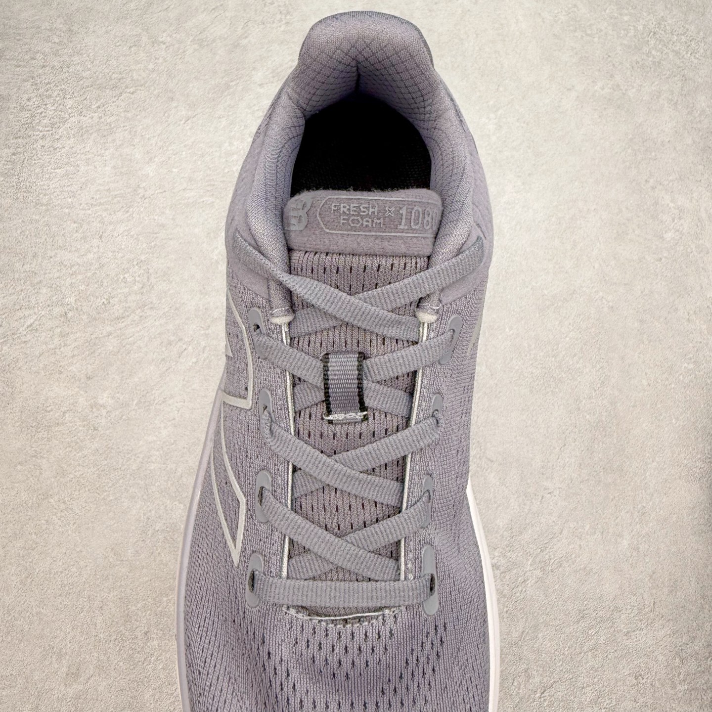 图片[5]-New Balance Fresh Foam X NB1080V13 新百伦系列低帮轻量化厚底健身休闲运动慢跑鞋 近赏｜无论是日常慢跑，还是City Walk，它都可轻松应对提起今年最流行的事情，想必在你所在的城市来一段City Walk，是很多潮男潮女都会做的吧。当时间来到十月，一年中最舒服的时光，无论是慢跑也好，还是City Walk，今天推荐的这双鞋，都可以轻松应对。那就是可以带给你久违的松弛感、治愈你柔软的需要的New Balance Fresh Foam X1080v13。作为New Balance经典跑鞋系列，1080系列可以说凝聚了品牌历来前沿科技与制造匠心。今年的v13版本可谓再度革新。在舒适体验、运动性能以及造型风格三个维度上做到了有机交融。舒适体验一直是1080跑鞋系列带给我们最大的直观感受，加上本就带有严肃跑鞋基因，在今年全新材料配方的Fresh FoamX中底泡棉上则有了不一样的缓震性能，重新定义“踩屎感”。可再生柔软针织鞋面使用可追溯的Repreve再生鞋面材料，柔软透气的鞋面提供绵密的贴合与包裹感，轻量分区橡胶大底分区外底橡胶采用新材料，改进纹路设计，增加前掌外底硬度，提升滚动反馈和传动效率。尺码：36 36.5 37 37.5 38 38.5 39.5 40 40.5 41.5 42 42.5 43 44 45-选品中心