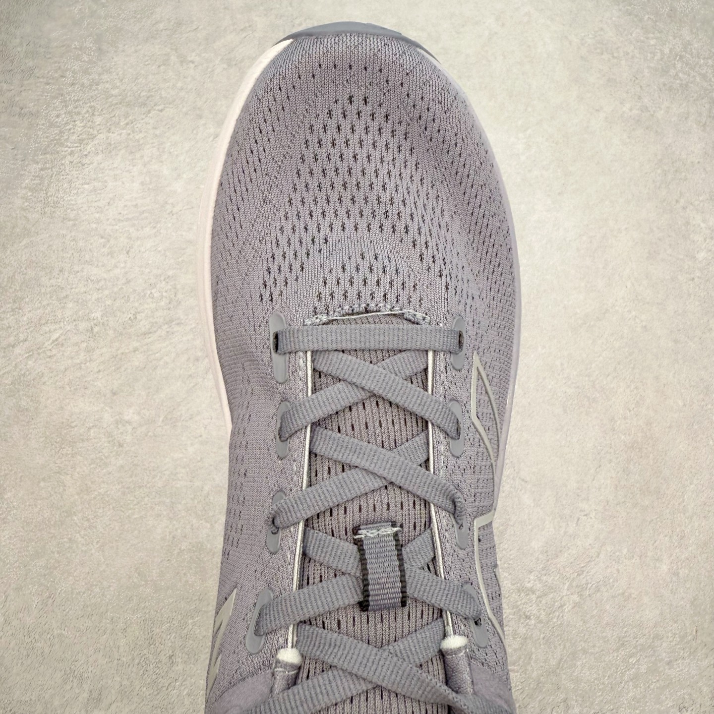 图片[4]-New Balance Fresh Foam X NB1080V13 新百伦系列低帮轻量化厚底健身休闲运动慢跑鞋 近赏｜无论是日常慢跑，还是City Walk，它都可轻松应对提起今年最流行的事情，想必在你所在的城市来一段City Walk，是很多潮男潮女都会做的吧。当时间来到十月，一年中最舒服的时光，无论是慢跑也好，还是City Walk，今天推荐的这双鞋，都可以轻松应对。那就是可以带给你久违的松弛感、治愈你柔软的需要的New Balance Fresh Foam X1080v13。作为New Balance经典跑鞋系列，1080系列可以说凝聚了品牌历来前沿科技与制造匠心。今年的v13版本可谓再度革新。在舒适体验、运动性能以及造型风格三个维度上做到了有机交融。舒适体验一直是1080跑鞋系列带给我们最大的直观感受，加上本就带有严肃跑鞋基因，在今年全新材料配方的Fresh FoamX中底泡棉上则有了不一样的缓震性能，重新定义“踩屎感”。可再生柔软针织鞋面使用可追溯的Repreve再生鞋面材料，柔软透气的鞋面提供绵密的贴合与包裹感，轻量分区橡胶大底分区外底橡胶采用新材料，改进纹路设计，增加前掌外底硬度，提升滚动反馈和传动效率。尺码：36 36.5 37 37.5 38 38.5 39.5 40 40.5 41.5 42 42.5 43 44 45-选品中心