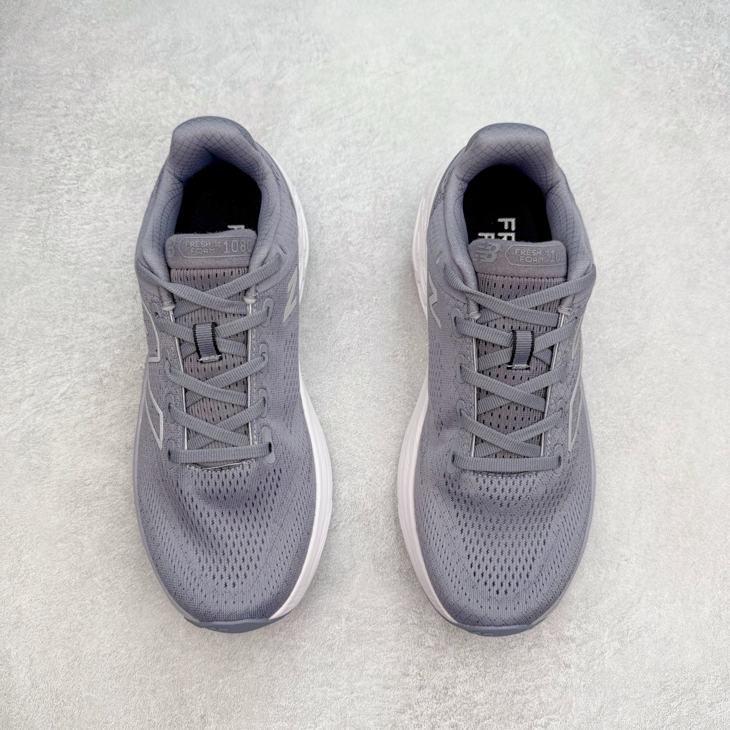 图片[2]-New Balance Fresh Foam X NB1080V13 新百伦系列低帮轻量化厚底健身休闲运动慢跑鞋 近赏｜无论是日常慢跑，还是City Walk，它都可轻松应对提起今年最流行的事情，想必在你所在的城市来一段City Walk，是很多潮男潮女都会做的吧。当时间来到十月，一年中最舒服的时光，无论是慢跑也好，还是City Walk，今天推荐的这双鞋，都可以轻松应对。那就是可以带给你久违的松弛感、治愈你柔软的需要的New Balance Fresh Foam X1080v13。作为New Balance经典跑鞋系列，1080系列可以说凝聚了品牌历来前沿科技与制造匠心。今年的v13版本可谓再度革新。在舒适体验、运动性能以及造型风格三个维度上做到了有机交融。舒适体验一直是1080跑鞋系列带给我们最大的直观感受，加上本就带有严肃跑鞋基因，在今年全新材料配方的Fresh FoamX中底泡棉上则有了不一样的缓震性能，重新定义“踩屎感”。可再生柔软针织鞋面使用可追溯的Repreve再生鞋面材料，柔软透气的鞋面提供绵密的贴合与包裹感，轻量分区橡胶大底分区外底橡胶采用新材料，改进纹路设计，增加前掌外底硬度，提升滚动反馈和传动效率。尺码：36 36.5 37 37.5 38 38.5 39.5 40 40.5 41.5 42 42.5 43 44 45-选品中心