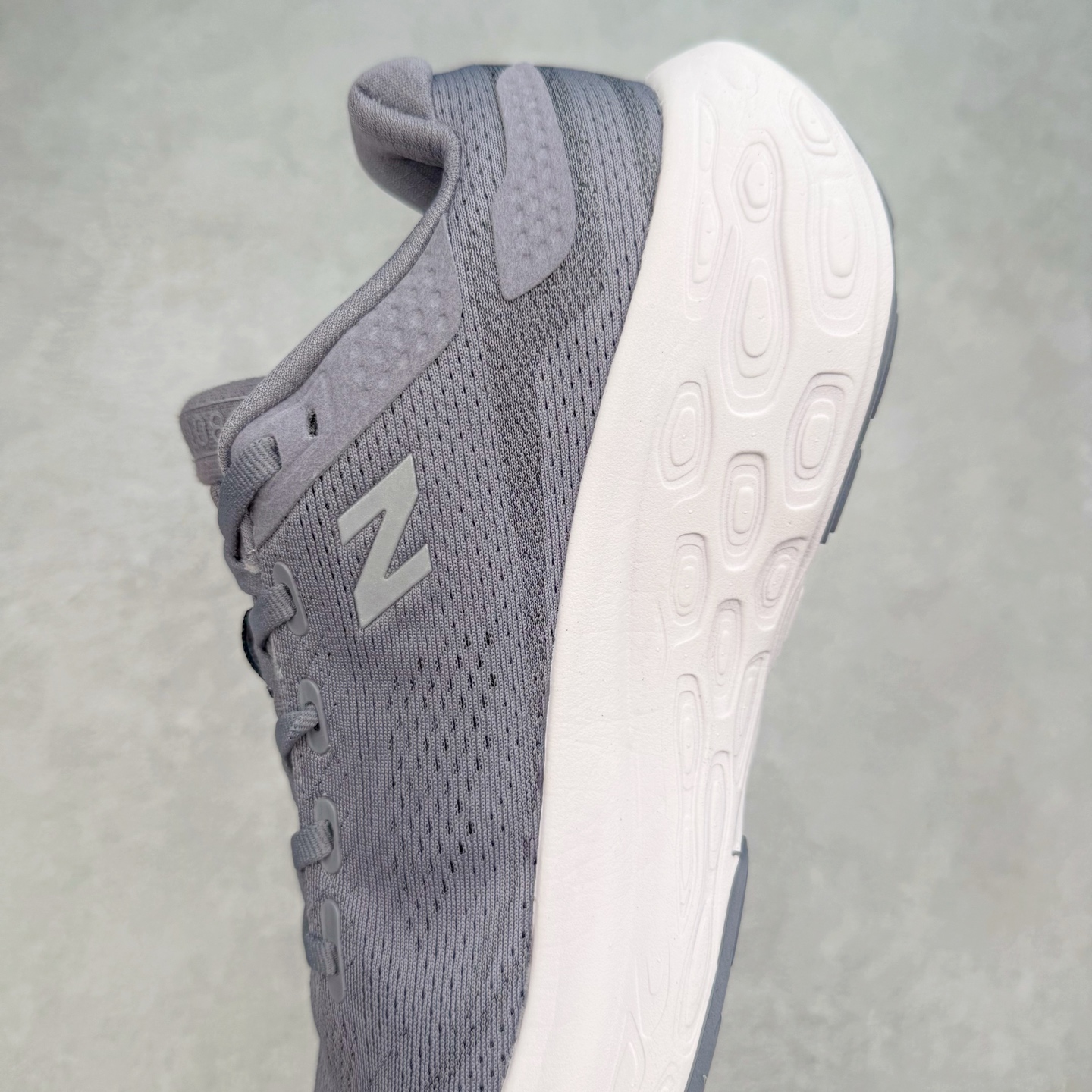 图片[7]-New Balance Fresh Foam X NB1080V13 新百伦系列低帮轻量化厚底健身休闲运动慢跑鞋 近赏｜无论是日常慢跑，还是City Walk，它都可轻松应对提起今年最流行的事情，想必在你所在的城市来一段City Walk，是很多潮男潮女都会做的吧。当时间来到十月，一年中最舒服的时光，无论是慢跑也好，还是City Walk，今天推荐的这双鞋，都可以轻松应对。那就是可以带给你久违的松弛感、治愈你柔软的需要的New Balance Fresh Foam X1080v13。作为New Balance经典跑鞋系列，1080系列可以说凝聚了品牌历来前沿科技与制造匠心。今年的v13版本可谓再度革新。在舒适体验、运动性能以及造型风格三个维度上做到了有机交融。舒适体验一直是1080跑鞋系列带给我们最大的直观感受，加上本就带有严肃跑鞋基因，在今年全新材料配方的Fresh FoamX中底泡棉上则有了不一样的缓震性能，重新定义“踩屎感”。可再生柔软针织鞋面使用可追溯的Repreve再生鞋面材料，柔软透气的鞋面提供绵密的贴合与包裹感，轻量分区橡胶大底分区外底橡胶采用新材料，改进纹路设计，增加前掌外底硬度，提升滚动反馈和传动效率。尺码：36 36.5 37 37.5 38 38.5 39.5 40 40.5 41.5 42 42.5 43 44 45-选品中心