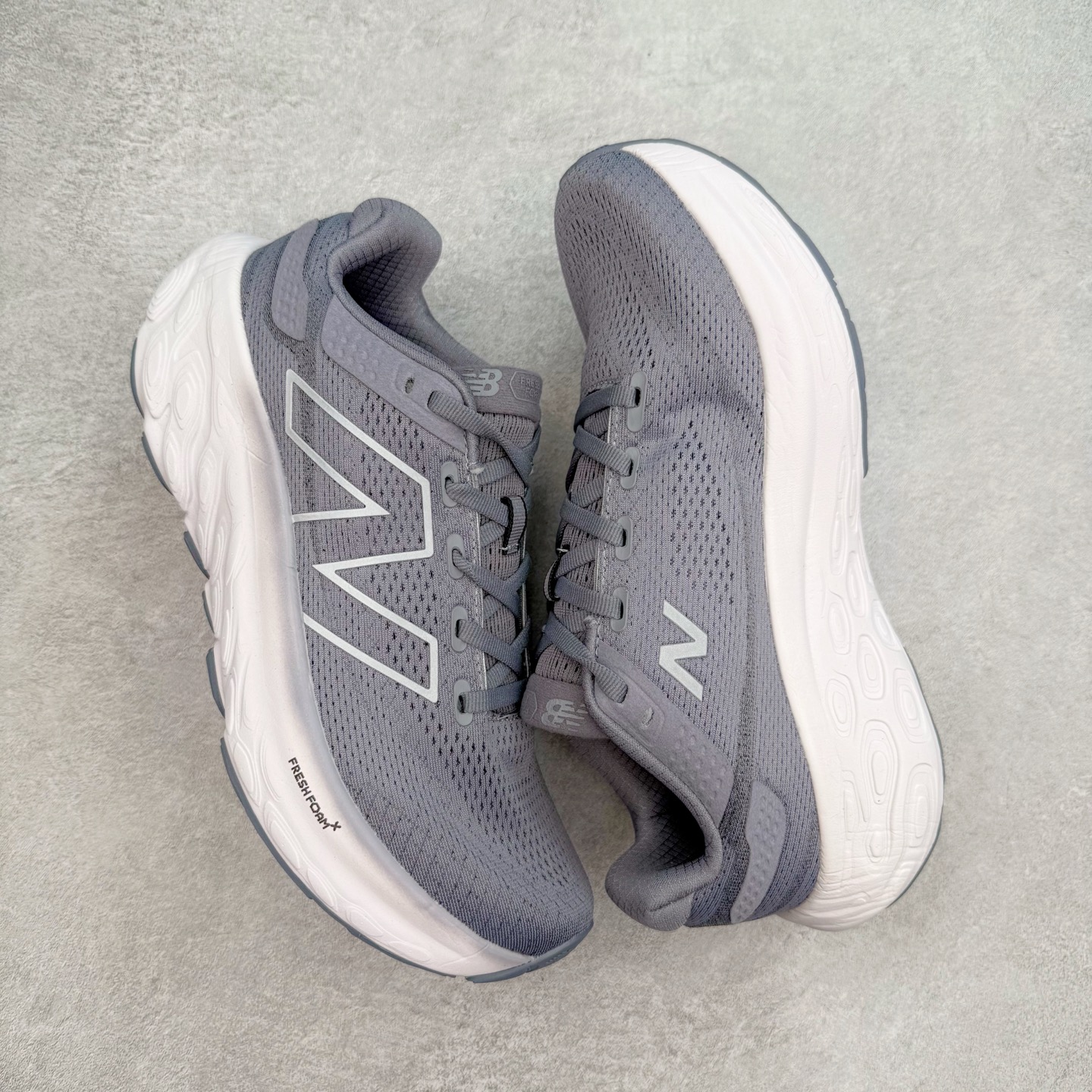 图片[3]-New Balance Fresh Foam X NB1080V13 新百伦系列低帮轻量化厚底健身休闲运动慢跑鞋 近赏｜无论是日常慢跑，还是City Walk，它都可轻松应对提起今年最流行的事情，想必在你所在的城市来一段City Walk，是很多潮男潮女都会做的吧。当时间来到十月，一年中最舒服的时光，无论是慢跑也好，还是City Walk，今天推荐的这双鞋，都可以轻松应对。那就是可以带给你久违的松弛感、治愈你柔软的需要的New Balance Fresh Foam X1080v13。作为New Balance经典跑鞋系列，1080系列可以说凝聚了品牌历来前沿科技与制造匠心。今年的v13版本可谓再度革新。在舒适体验、运动性能以及造型风格三个维度上做到了有机交融。舒适体验一直是1080跑鞋系列带给我们最大的直观感受，加上本就带有严肃跑鞋基因，在今年全新材料配方的Fresh FoamX中底泡棉上则有了不一样的缓震性能，重新定义“踩屎感”。可再生柔软针织鞋面使用可追溯的Repreve再生鞋面材料，柔软透气的鞋面提供绵密的贴合与包裹感，轻量分区橡胶大底分区外底橡胶采用新材料，改进纹路设计，增加前掌外底硬度，提升滚动反馈和传动效率。尺码：36 36.5 37 37.5 38 38.5 39.5 40 40.5 41.5 42 42.5 43 44 45-选品中心