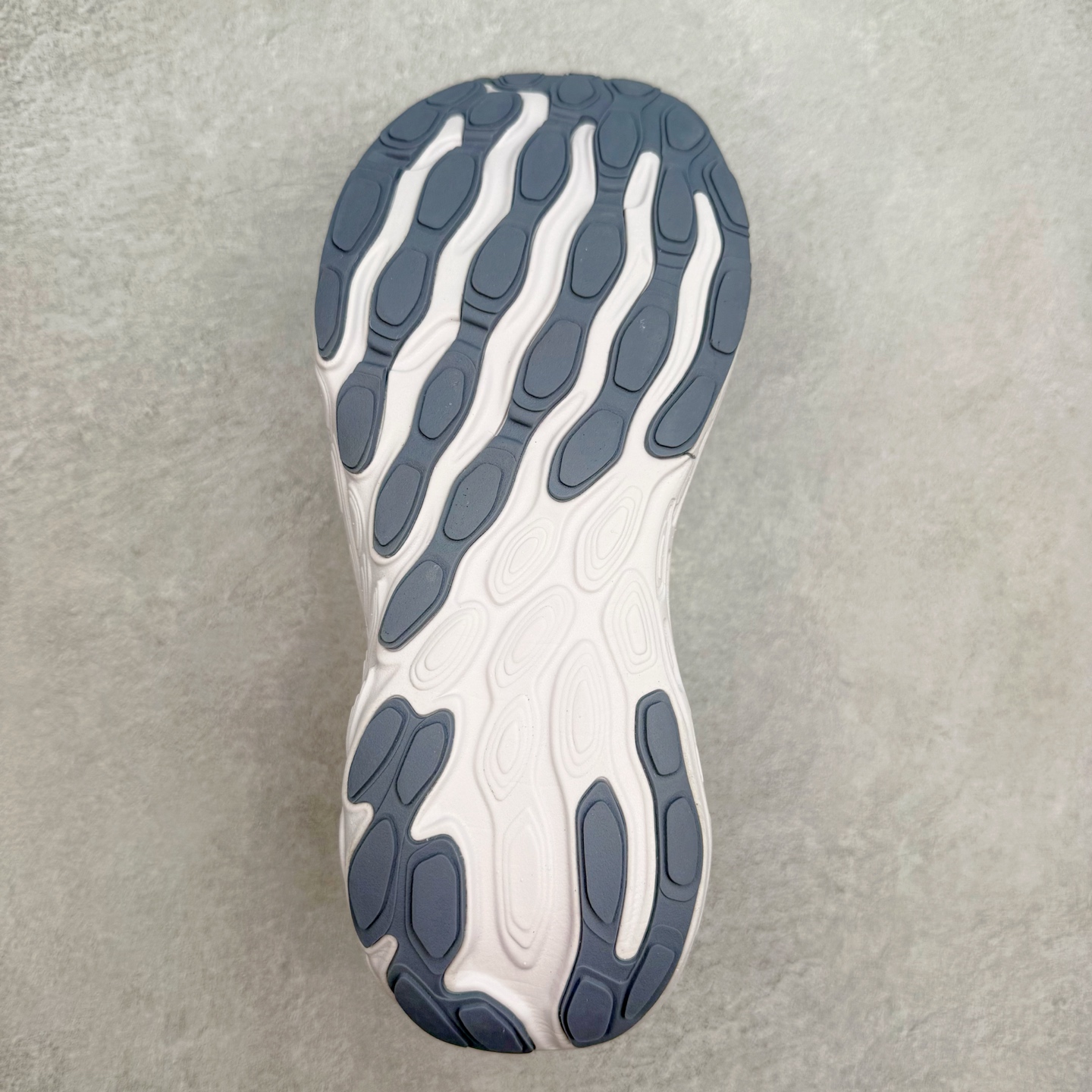 图片[9]-New Balance Fresh Foam X NB1080V13 新百伦系列低帮轻量化厚底健身休闲运动慢跑鞋 近赏｜无论是日常慢跑，还是City Walk，它都可轻松应对提起今年最流行的事情，想必在你所在的城市来一段City Walk，是很多潮男潮女都会做的吧。当时间来到十月，一年中最舒服的时光，无论是慢跑也好，还是City Walk，今天推荐的这双鞋，都可以轻松应对。那就是可以带给你久违的松弛感、治愈你柔软的需要的New Balance Fresh Foam X1080v13。作为New Balance经典跑鞋系列，1080系列可以说凝聚了品牌历来前沿科技与制造匠心。今年的v13版本可谓再度革新。在舒适体验、运动性能以及造型风格三个维度上做到了有机交融。舒适体验一直是1080跑鞋系列带给我们最大的直观感受，加上本就带有严肃跑鞋基因，在今年全新材料配方的Fresh FoamX中底泡棉上则有了不一样的缓震性能，重新定义“踩屎感”。可再生柔软针织鞋面使用可追溯的Repreve再生鞋面材料，柔软透气的鞋面提供绵密的贴合与包裹感，轻量分区橡胶大底分区外底橡胶采用新材料，改进纹路设计，增加前掌外底硬度，提升滚动反馈和传动效率。尺码：36 36.5 37 37.5 38 38.5 39.5 40 40.5 41.5 42 42.5 43 44 45-选品中心