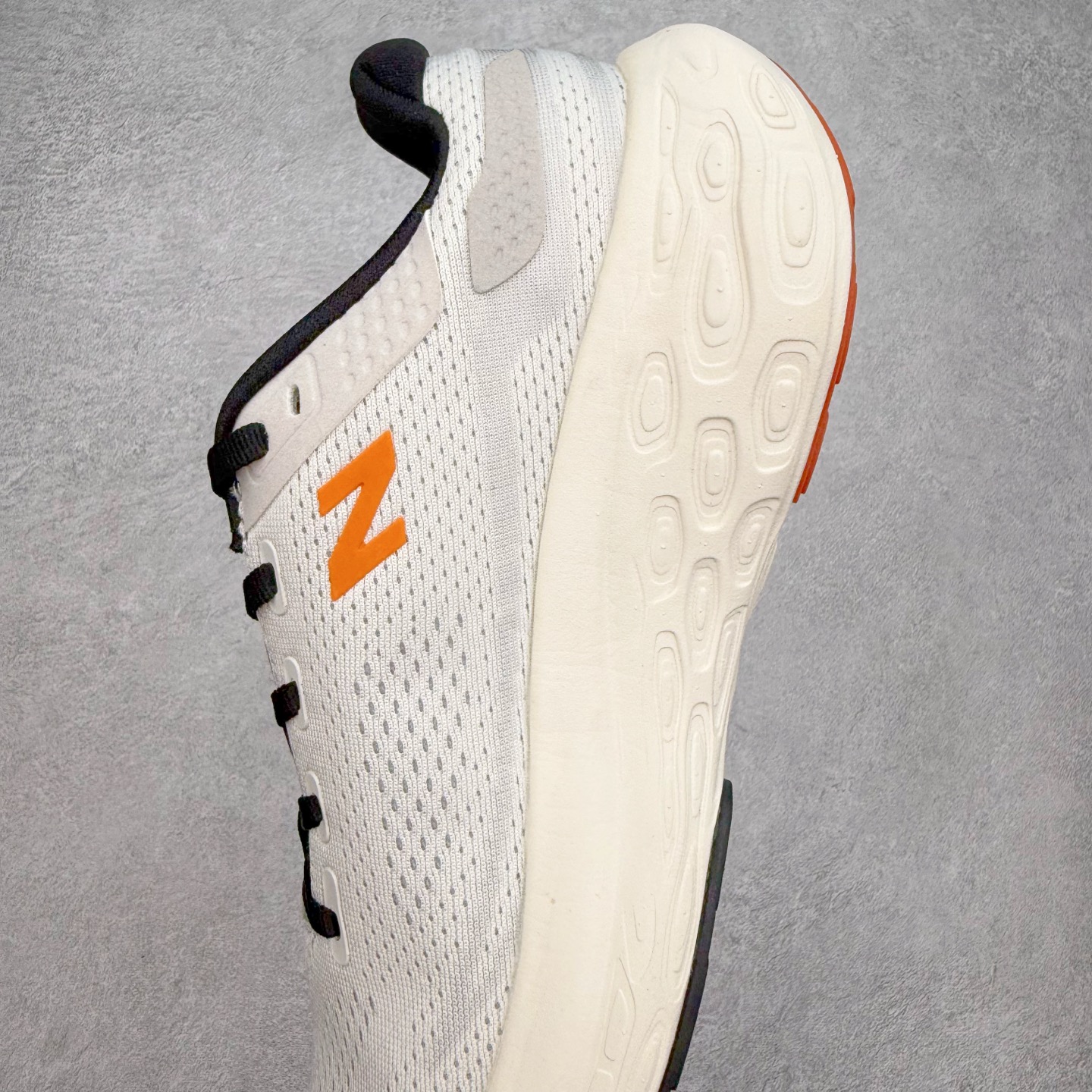 图片[7]-New Balance Fresh Foam X NB1080V13 新百伦系列低帮轻量化厚底健身休闲运动慢跑鞋 近赏｜无论是日常慢跑，还是City Walk，它都可轻松应对提起今年最流行的事情，想必在你所在的城市来一段City Walk，是很多潮男潮女都会做的吧。当时间来到十月，一年中最舒服的时光，无论是慢跑也好，还是City Walk，今天推荐的这双鞋，都可以轻松应对。那就是可以带给你久违的松弛感、治愈你柔软的需要的New Balance Fresh Foam X1080v13。作为New Balance经典跑鞋系列，1080系列可以说凝聚了品牌历来前沿科技与制造匠心。今年的v13版本可谓再度革新。在舒适体验、运动性能以及造型风格三个维度上做到了有机交融。舒适体验一直是1080跑鞋系列带给我们最大的直观感受，加上本就带有严肃跑鞋基因，在今年全新材料配方的Fresh FoamX中底泡棉上则有了不一样的缓震性能，重新定义“踩屎感”。可再生柔软针织鞋面使用可追溯的Repreve再生鞋面材料，柔软透气的鞋面提供绵密的贴合与包裹感，轻量分区橡胶大底分区外底橡胶采用新材料，改进纹路设计，增加前掌外底硬度，提升滚动反馈和传动效率。尺码：36 36.5 37 37.5 38 38.5 39.5 40 40.5 41.5 42 42.5 43 44 45-选品中心