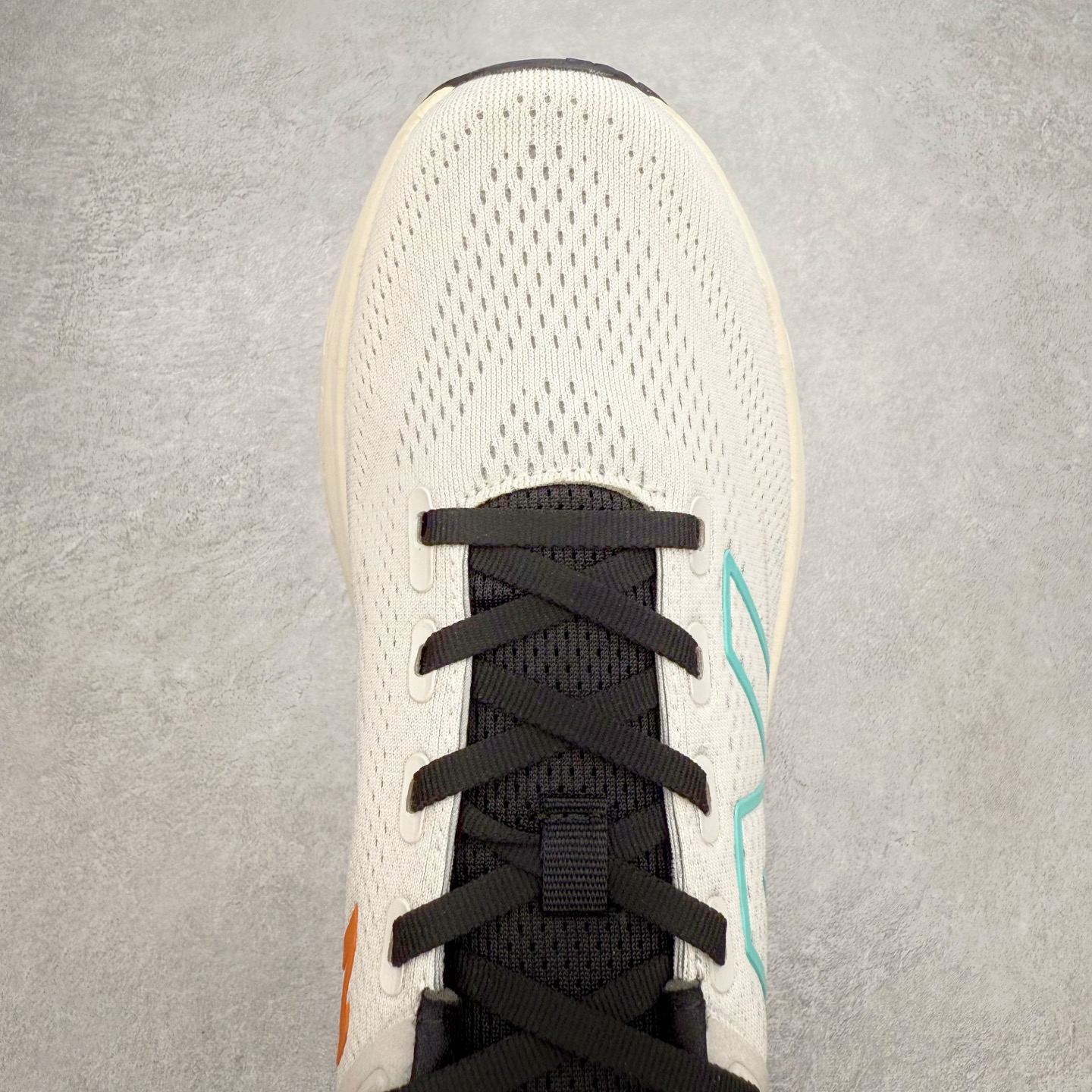 图片[4]-New Balance Fresh Foam X NB1080V13 新百伦系列低帮轻量化厚底健身休闲运动慢跑鞋 近赏｜无论是日常慢跑，还是City Walk，它都可轻松应对提起今年最流行的事情，想必在你所在的城市来一段City Walk，是很多潮男潮女都会做的吧。当时间来到十月，一年中最舒服的时光，无论是慢跑也好，还是City Walk，今天推荐的这双鞋，都可以轻松应对。那就是可以带给你久违的松弛感、治愈你柔软的需要的New Balance Fresh Foam X1080v13。作为New Balance经典跑鞋系列，1080系列可以说凝聚了品牌历来前沿科技与制造匠心。今年的v13版本可谓再度革新。在舒适体验、运动性能以及造型风格三个维度上做到了有机交融。舒适体验一直是1080跑鞋系列带给我们最大的直观感受，加上本就带有严肃跑鞋基因，在今年全新材料配方的Fresh FoamX中底泡棉上则有了不一样的缓震性能，重新定义“踩屎感”。可再生柔软针织鞋面使用可追溯的Repreve再生鞋面材料，柔软透气的鞋面提供绵密的贴合与包裹感，轻量分区橡胶大底分区外底橡胶采用新材料，改进纹路设计，增加前掌外底硬度，提升滚动反馈和传动效率。尺码：36 36.5 37 37.5 38 38.5 39.5 40 40.5 41.5 42 42.5 43 44 45-选品中心