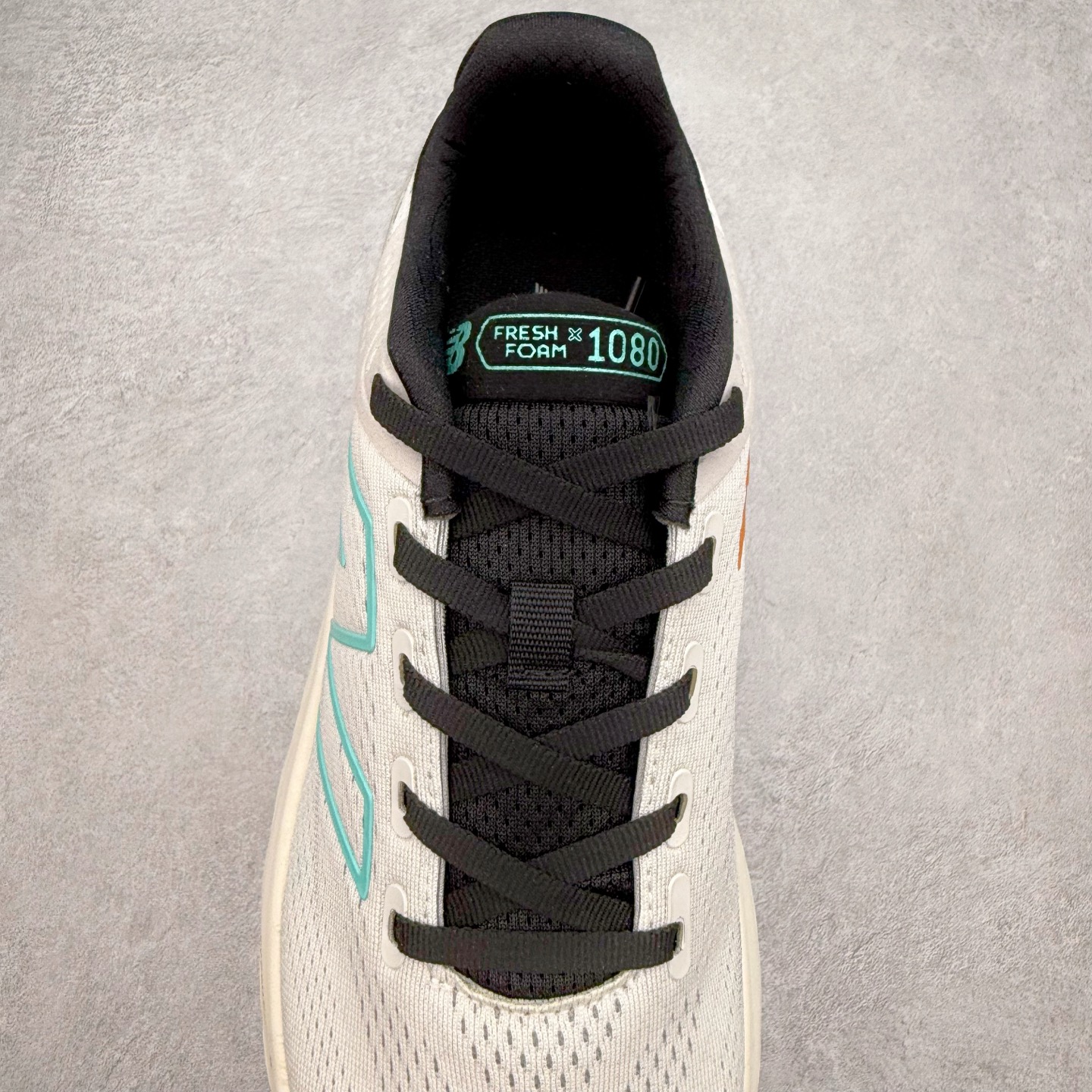 图片[5]-New Balance Fresh Foam X NB1080V13 新百伦系列低帮轻量化厚底健身休闲运动慢跑鞋 近赏｜无论是日常慢跑，还是City Walk，它都可轻松应对提起今年最流行的事情，想必在你所在的城市来一段City Walk，是很多潮男潮女都会做的吧。当时间来到十月，一年中最舒服的时光，无论是慢跑也好，还是City Walk，今天推荐的这双鞋，都可以轻松应对。那就是可以带给你久违的松弛感、治愈你柔软的需要的New Balance Fresh Foam X1080v13。作为New Balance经典跑鞋系列，1080系列可以说凝聚了品牌历来前沿科技与制造匠心。今年的v13版本可谓再度革新。在舒适体验、运动性能以及造型风格三个维度上做到了有机交融。舒适体验一直是1080跑鞋系列带给我们最大的直观感受，加上本就带有严肃跑鞋基因，在今年全新材料配方的Fresh FoamX中底泡棉上则有了不一样的缓震性能，重新定义“踩屎感”。可再生柔软针织鞋面使用可追溯的Repreve再生鞋面材料，柔软透气的鞋面提供绵密的贴合与包裹感，轻量分区橡胶大底分区外底橡胶采用新材料，改进纹路设计，增加前掌外底硬度，提升滚动反馈和传动效率。尺码：36 36.5 37 37.5 38 38.5 39.5 40 40.5 41.5 42 42.5 43 44 45-选品中心