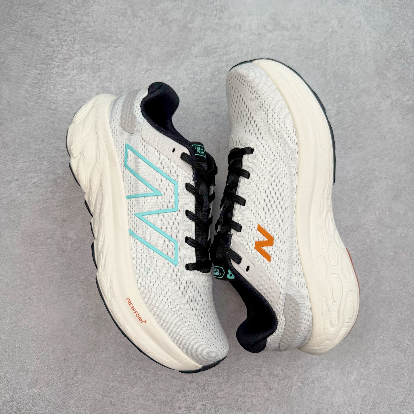 图片[3]-New Balance Fresh Foam X NB1080V13 新百伦系列低帮轻量化厚底健身休闲运动慢跑鞋 近赏｜无论是日常慢跑，还是City Walk，它都可轻松应对提起今年最流行的事情，想必在你所在的城市来一段City Walk，是很多潮男潮女都会做的吧。当时间来到十月，一年中最舒服的时光，无论是慢跑也好，还是City Walk，今天推荐的这双鞋，都可以轻松应对。那就是可以带给你久违的松弛感、治愈你柔软的需要的New Balance Fresh Foam X1080v13。作为New Balance经典跑鞋系列，1080系列可以说凝聚了品牌历来前沿科技与制造匠心。今年的v13版本可谓再度革新。在舒适体验、运动性能以及造型风格三个维度上做到了有机交融。舒适体验一直是1080跑鞋系列带给我们最大的直观感受，加上本就带有严肃跑鞋基因，在今年全新材料配方的Fresh FoamX中底泡棉上则有了不一样的缓震性能，重新定义“踩屎感”。可再生柔软针织鞋面使用可追溯的Repreve再生鞋面材料，柔软透气的鞋面提供绵密的贴合与包裹感，轻量分区橡胶大底分区外底橡胶采用新材料，改进纹路设计，增加前掌外底硬度，提升滚动反馈和传动效率。尺码：36 36.5 37 37.5 38 38.5 39.5 40 40.5 41.5 42 42.5 43 44 45-选品中心