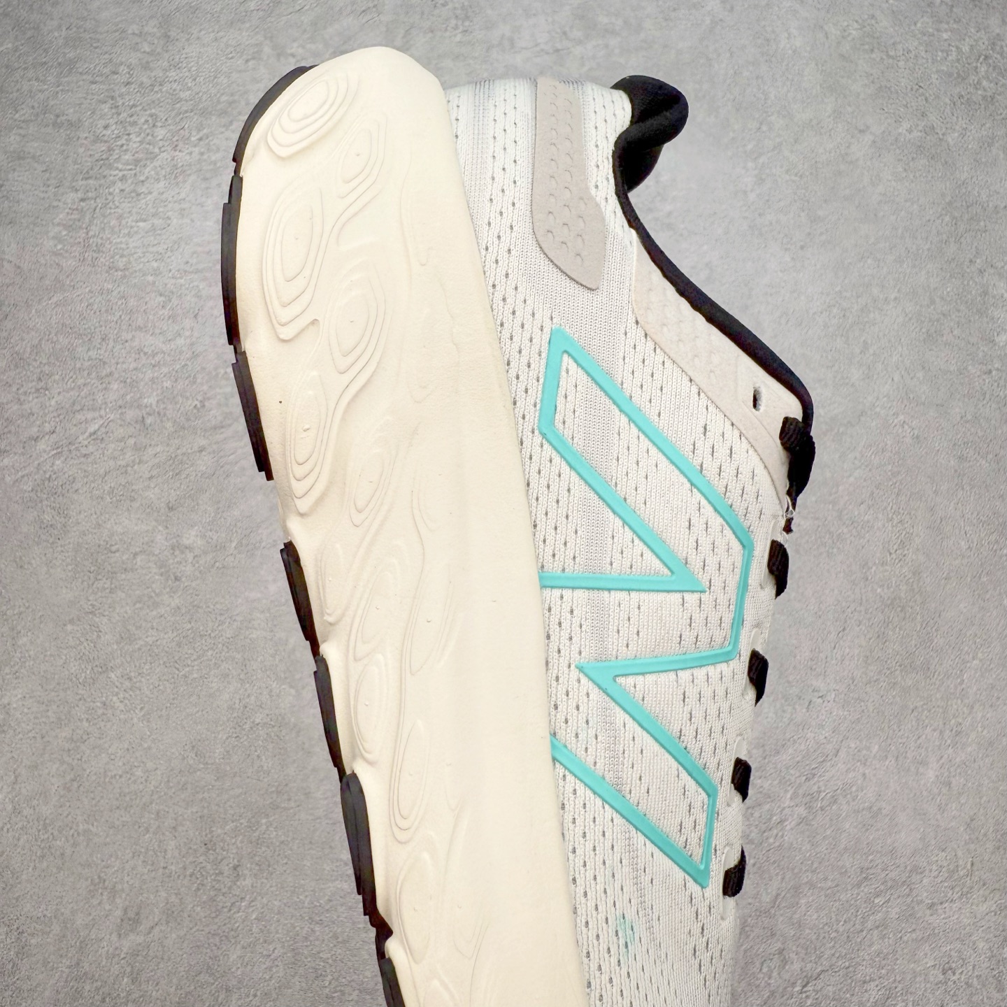 图片[6]-New Balance Fresh Foam X NB1080V13 新百伦系列低帮轻量化厚底健身休闲运动慢跑鞋 近赏｜无论是日常慢跑，还是City Walk，它都可轻松应对提起今年最流行的事情，想必在你所在的城市来一段City Walk，是很多潮男潮女都会做的吧。当时间来到十月，一年中最舒服的时光，无论是慢跑也好，还是City Walk，今天推荐的这双鞋，都可以轻松应对。那就是可以带给你久违的松弛感、治愈你柔软的需要的New Balance Fresh Foam X1080v13。作为New Balance经典跑鞋系列，1080系列可以说凝聚了品牌历来前沿科技与制造匠心。今年的v13版本可谓再度革新。在舒适体验、运动性能以及造型风格三个维度上做到了有机交融。舒适体验一直是1080跑鞋系列带给我们最大的直观感受，加上本就带有严肃跑鞋基因，在今年全新材料配方的Fresh FoamX中底泡棉上则有了不一样的缓震性能，重新定义“踩屎感”。可再生柔软针织鞋面使用可追溯的Repreve再生鞋面材料，柔软透气的鞋面提供绵密的贴合与包裹感，轻量分区橡胶大底分区外底橡胶采用新材料，改进纹路设计，增加前掌外底硬度，提升滚动反馈和传动效率。尺码：36 36.5 37 37.5 38 38.5 39.5 40 40.5 41.5 42 42.5 43 44 45-选品中心