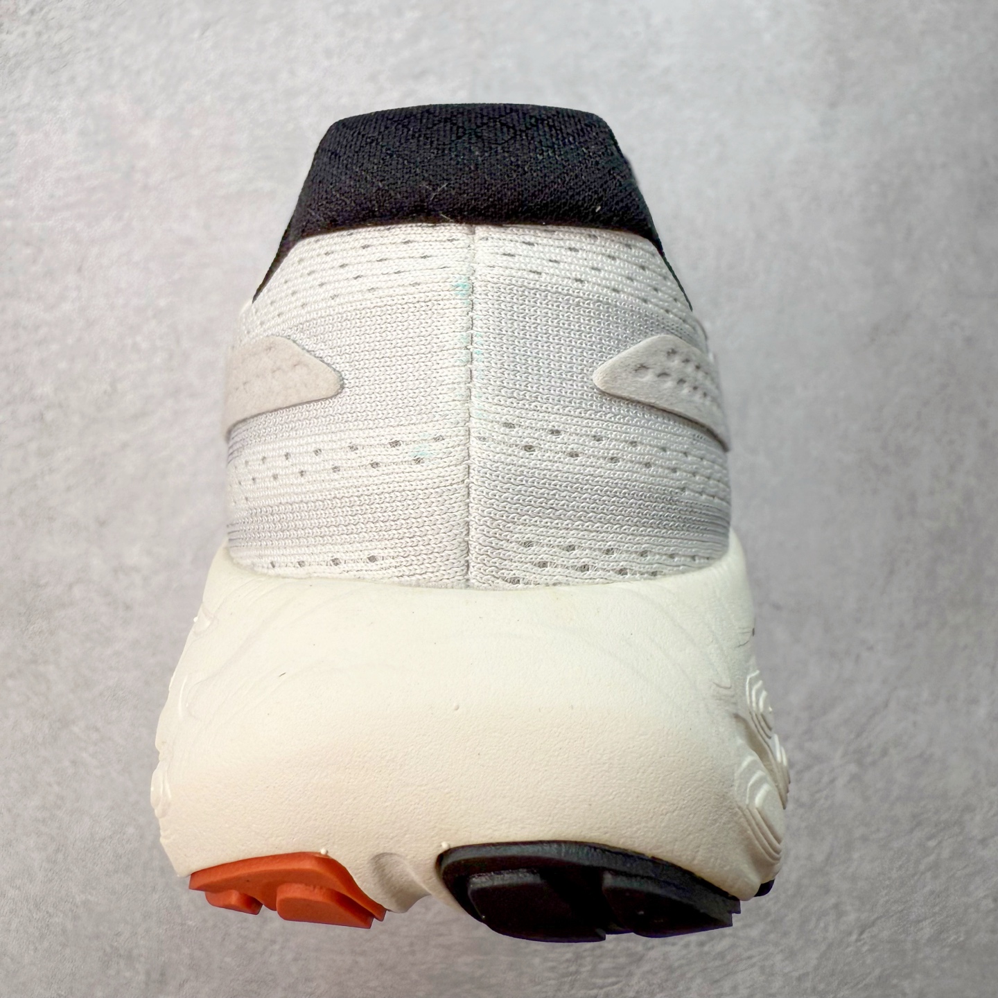 图片[8]-New Balance Fresh Foam X NB1080V13 新百伦系列低帮轻量化厚底健身休闲运动慢跑鞋 近赏｜无论是日常慢跑，还是City Walk，它都可轻松应对提起今年最流行的事情，想必在你所在的城市来一段City Walk，是很多潮男潮女都会做的吧。当时间来到十月，一年中最舒服的时光，无论是慢跑也好，还是City Walk，今天推荐的这双鞋，都可以轻松应对。那就是可以带给你久违的松弛感、治愈你柔软的需要的New Balance Fresh Foam X1080v13。作为New Balance经典跑鞋系列，1080系列可以说凝聚了品牌历来前沿科技与制造匠心。今年的v13版本可谓再度革新。在舒适体验、运动性能以及造型风格三个维度上做到了有机交融。舒适体验一直是1080跑鞋系列带给我们最大的直观感受，加上本就带有严肃跑鞋基因，在今年全新材料配方的Fresh FoamX中底泡棉上则有了不一样的缓震性能，重新定义“踩屎感”。可再生柔软针织鞋面使用可追溯的Repreve再生鞋面材料，柔软透气的鞋面提供绵密的贴合与包裹感，轻量分区橡胶大底分区外底橡胶采用新材料，改进纹路设计，增加前掌外底硬度，提升滚动反馈和传动效率。尺码：36 36.5 37 37.5 38 38.5 39.5 40 40.5 41.5 42 42.5 43 44 45-选品中心