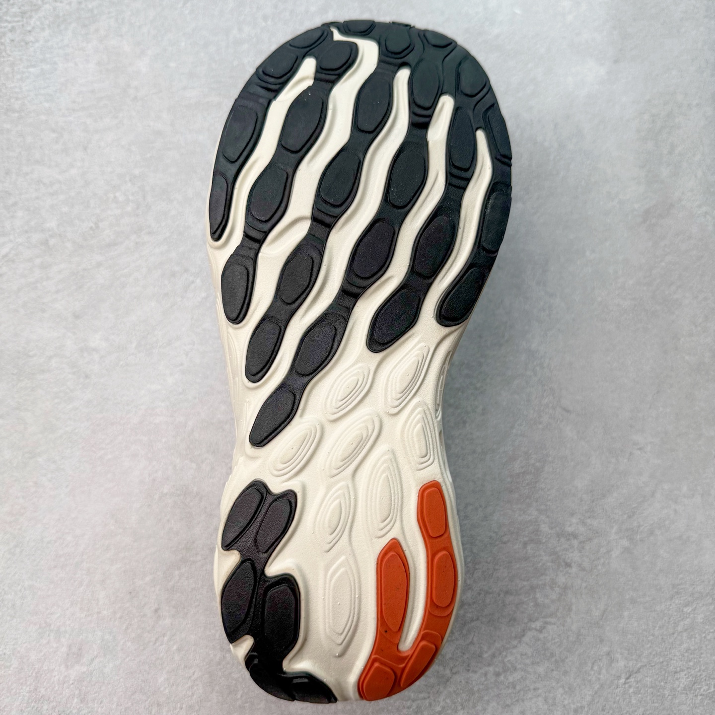 图片[9]-New Balance Fresh Foam X NB1080V13 新百伦系列低帮轻量化厚底健身休闲运动慢跑鞋 近赏｜无论是日常慢跑，还是City Walk，它都可轻松应对提起今年最流行的事情，想必在你所在的城市来一段City Walk，是很多潮男潮女都会做的吧。当时间来到十月，一年中最舒服的时光，无论是慢跑也好，还是City Walk，今天推荐的这双鞋，都可以轻松应对。那就是可以带给你久违的松弛感、治愈你柔软的需要的New Balance Fresh Foam X1080v13。作为New Balance经典跑鞋系列，1080系列可以说凝聚了品牌历来前沿科技与制造匠心。今年的v13版本可谓再度革新。在舒适体验、运动性能以及造型风格三个维度上做到了有机交融。舒适体验一直是1080跑鞋系列带给我们最大的直观感受，加上本就带有严肃跑鞋基因，在今年全新材料配方的Fresh FoamX中底泡棉上则有了不一样的缓震性能，重新定义“踩屎感”。可再生柔软针织鞋面使用可追溯的Repreve再生鞋面材料，柔软透气的鞋面提供绵密的贴合与包裹感，轻量分区橡胶大底分区外底橡胶采用新材料，改进纹路设计，增加前掌外底硬度，提升滚动反馈和传动效率。尺码：36 36.5 37 37.5 38 38.5 39.5 40 40.5 41.5 42 42.5 43 44 45-选品中心