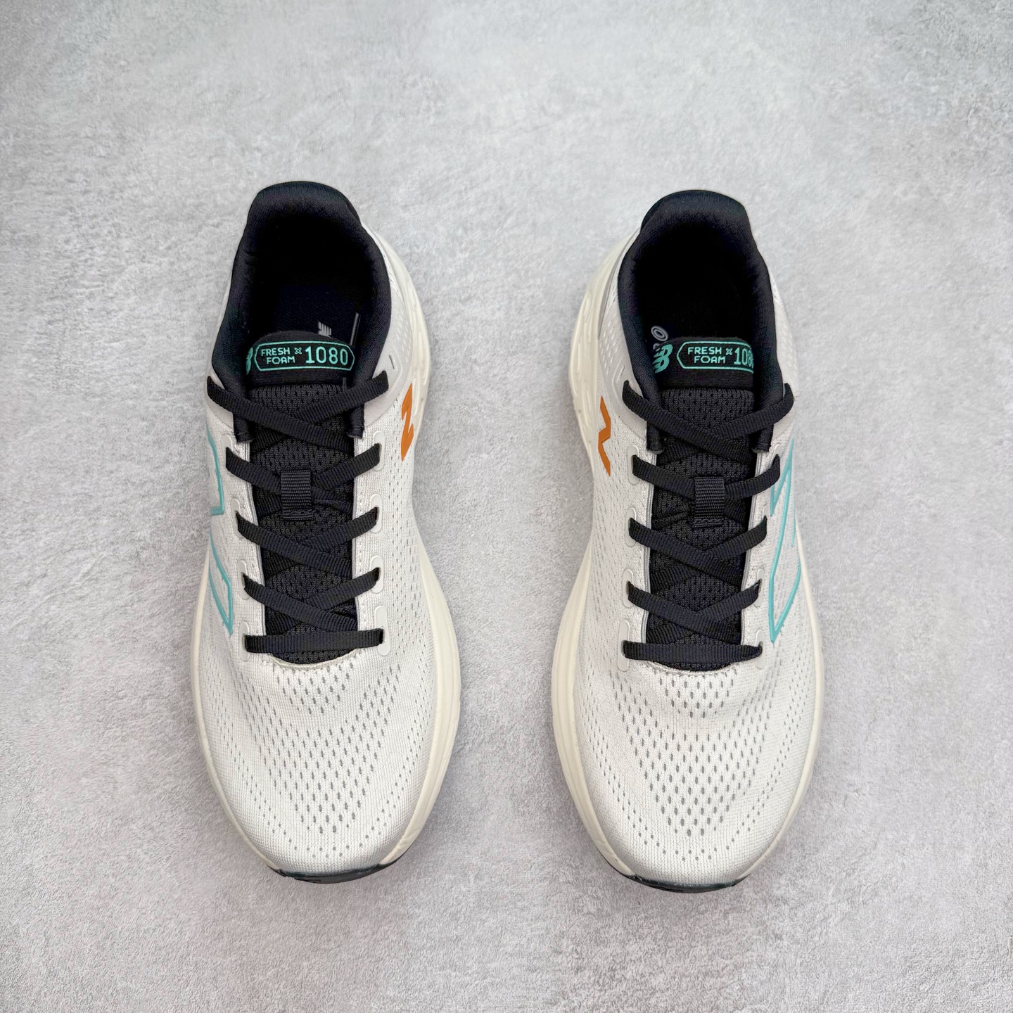 图片[2]-New Balance Fresh Foam X NB1080V13 新百伦系列低帮轻量化厚底健身休闲运动慢跑鞋 近赏｜无论是日常慢跑，还是City Walk，它都可轻松应对提起今年最流行的事情，想必在你所在的城市来一段City Walk，是很多潮男潮女都会做的吧。当时间来到十月，一年中最舒服的时光，无论是慢跑也好，还是City Walk，今天推荐的这双鞋，都可以轻松应对。那就是可以带给你久违的松弛感、治愈你柔软的需要的New Balance Fresh Foam X1080v13。作为New Balance经典跑鞋系列，1080系列可以说凝聚了品牌历来前沿科技与制造匠心。今年的v13版本可谓再度革新。在舒适体验、运动性能以及造型风格三个维度上做到了有机交融。舒适体验一直是1080跑鞋系列带给我们最大的直观感受，加上本就带有严肃跑鞋基因，在今年全新材料配方的Fresh FoamX中底泡棉上则有了不一样的缓震性能，重新定义“踩屎感”。可再生柔软针织鞋面使用可追溯的Repreve再生鞋面材料，柔软透气的鞋面提供绵密的贴合与包裹感，轻量分区橡胶大底分区外底橡胶采用新材料，改进纹路设计，增加前掌外底硬度，提升滚动反馈和传动效率。尺码：36 36.5 37 37.5 38 38.5 39.5 40 40.5 41.5 42 42.5 43 44 45-选品中心