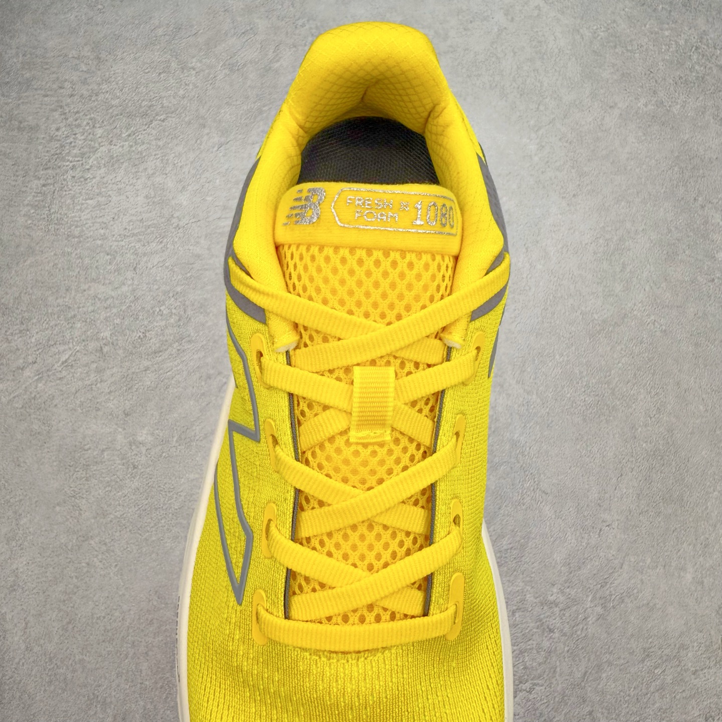 图片[5]-New Balance Fresh Foam X NB1080V13 新百伦系列低帮轻量化厚底健身休闲运动慢跑鞋 近赏｜无论是日常慢跑，还是City Walk，它都可轻松应对提起今年最流行的事情，想必在你所在的城市来一段City Walk，是很多潮男潮女都会做的吧。当时间来到十月，一年中最舒服的时光，无论是慢跑也好，还是City Walk，今天推荐的这双鞋，都可以轻松应对。那就是可以带给你久违的松弛感、治愈你柔软的需要的New Balance Fresh Foam X1080v13。作为New Balance经典跑鞋系列，1080系列可以说凝聚了品牌历来前沿科技与制造匠心。今年的v13版本可谓再度革新。在舒适体验、运动性能以及造型风格三个维度上做到了有机交融。舒适体验一直是1080跑鞋系列带给我们最大的直观感受，加上本就带有严肃跑鞋基因，在今年全新材料配方的Fresh FoamX中底泡棉上则有了不一样的缓震性能，重新定义“踩屎感”。可再生柔软针织鞋面使用可追溯的Repreve再生鞋面材料，柔软透气的鞋面提供绵密的贴合与包裹感，轻量分区橡胶大底分区外底橡胶采用新材料，改进纹路设计，增加前掌外底硬度，提升滚动反馈和传动效率。尺码：36 36.5 37 37.5 38 38.5 39.5 40 40.5 41.5 42 42.5 43 44 45-选品中心