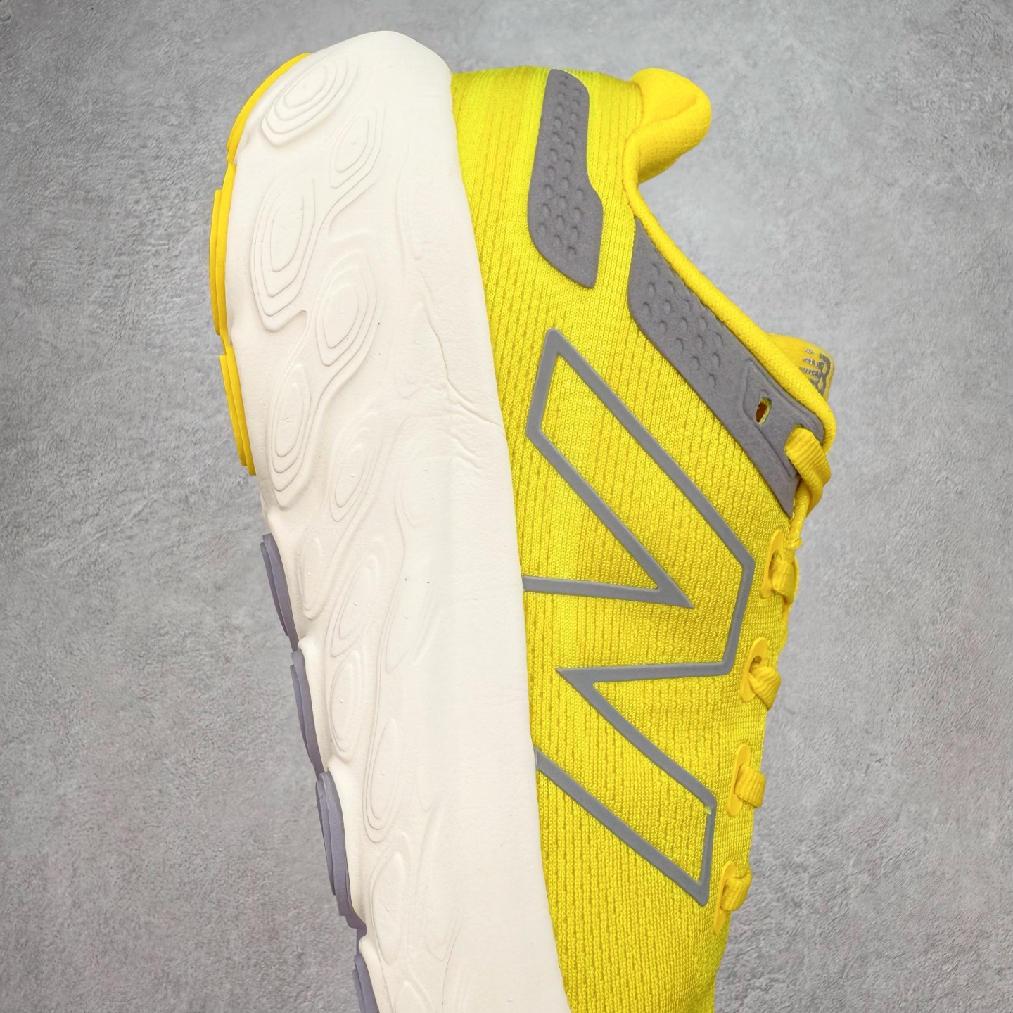 图片[6]-New Balance Fresh Foam X NB1080V13 新百伦系列低帮轻量化厚底健身休闲运动慢跑鞋 近赏｜无论是日常慢跑，还是City Walk，它都可轻松应对提起今年最流行的事情，想必在你所在的城市来一段City Walk，是很多潮男潮女都会做的吧。当时间来到十月，一年中最舒服的时光，无论是慢跑也好，还是City Walk，今天推荐的这双鞋，都可以轻松应对。那就是可以带给你久违的松弛感、治愈你柔软的需要的New Balance Fresh Foam X1080v13。作为New Balance经典跑鞋系列，1080系列可以说凝聚了品牌历来前沿科技与制造匠心。今年的v13版本可谓再度革新。在舒适体验、运动性能以及造型风格三个维度上做到了有机交融。舒适体验一直是1080跑鞋系列带给我们最大的直观感受，加上本就带有严肃跑鞋基因，在今年全新材料配方的Fresh FoamX中底泡棉上则有了不一样的缓震性能，重新定义“踩屎感”。可再生柔软针织鞋面使用可追溯的Repreve再生鞋面材料，柔软透气的鞋面提供绵密的贴合与包裹感，轻量分区橡胶大底分区外底橡胶采用新材料，改进纹路设计，增加前掌外底硬度，提升滚动反馈和传动效率。尺码：36 36.5 37 37.5 38 38.5 39.5 40 40.5 41.5 42 42.5 43 44 45-选品中心