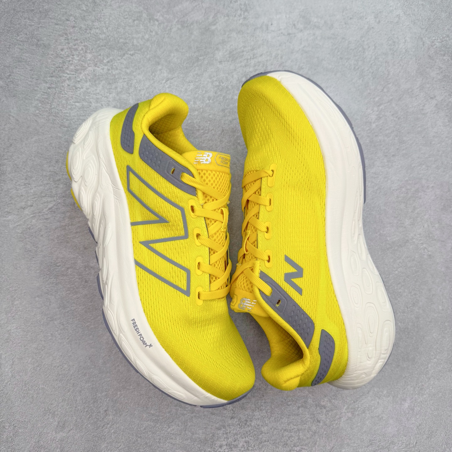 图片[3]-New Balance Fresh Foam X NB1080V13 新百伦系列低帮轻量化厚底健身休闲运动慢跑鞋 近赏｜无论是日常慢跑，还是City Walk，它都可轻松应对提起今年最流行的事情，想必在你所在的城市来一段City Walk，是很多潮男潮女都会做的吧。当时间来到十月，一年中最舒服的时光，无论是慢跑也好，还是City Walk，今天推荐的这双鞋，都可以轻松应对。那就是可以带给你久违的松弛感、治愈你柔软的需要的New Balance Fresh Foam X1080v13。作为New Balance经典跑鞋系列，1080系列可以说凝聚了品牌历来前沿科技与制造匠心。今年的v13版本可谓再度革新。在舒适体验、运动性能以及造型风格三个维度上做到了有机交融。舒适体验一直是1080跑鞋系列带给我们最大的直观感受，加上本就带有严肃跑鞋基因，在今年全新材料配方的Fresh FoamX中底泡棉上则有了不一样的缓震性能，重新定义“踩屎感”。可再生柔软针织鞋面使用可追溯的Repreve再生鞋面材料，柔软透气的鞋面提供绵密的贴合与包裹感，轻量分区橡胶大底分区外底橡胶采用新材料，改进纹路设计，增加前掌外底硬度，提升滚动反馈和传动效率。尺码：36 36.5 37 37.5 38 38.5 39.5 40 40.5 41.5 42 42.5 43 44 45-选品中心