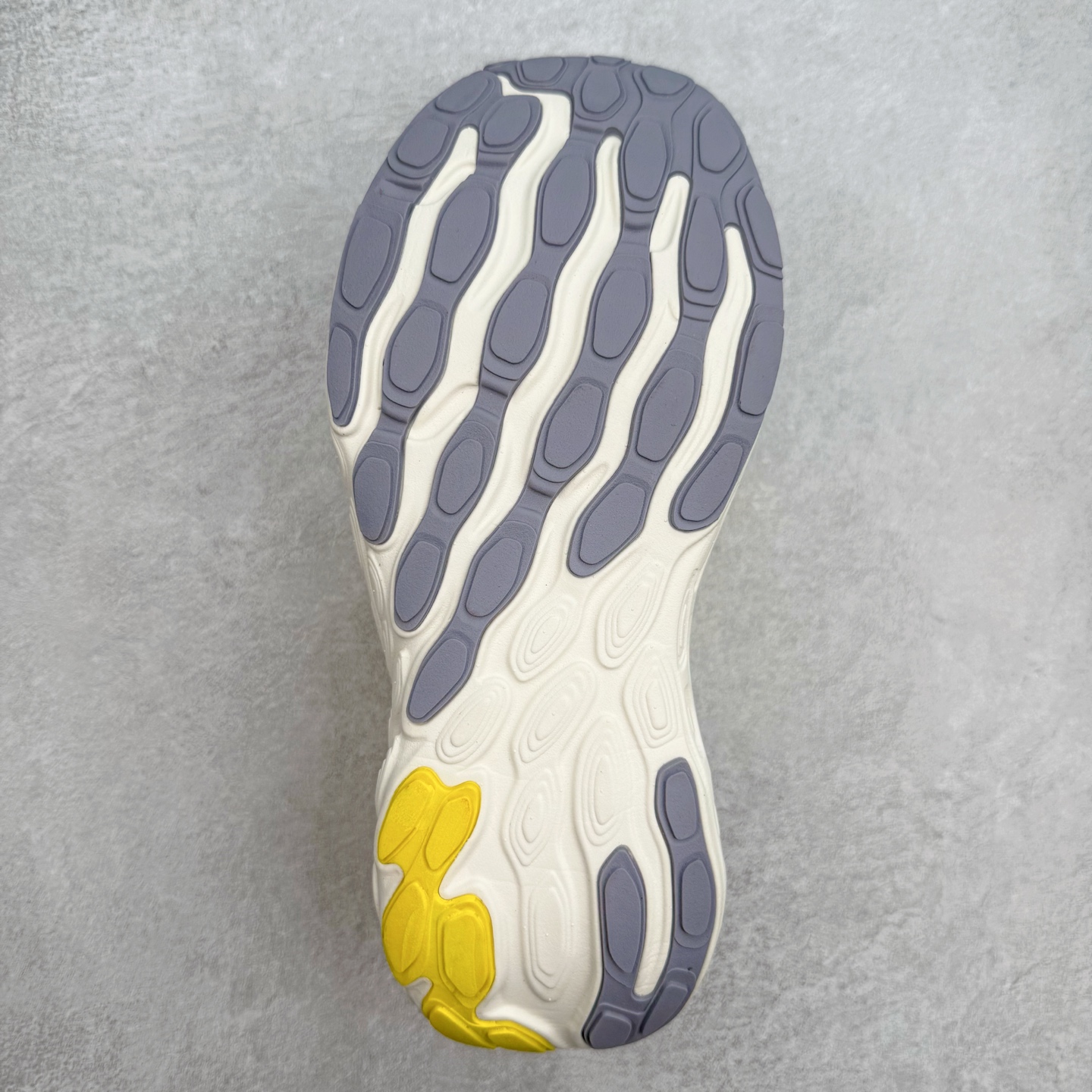 图片[9]-New Balance Fresh Foam X NB1080V13 新百伦系列低帮轻量化厚底健身休闲运动慢跑鞋 近赏｜无论是日常慢跑，还是City Walk，它都可轻松应对提起今年最流行的事情，想必在你所在的城市来一段City Walk，是很多潮男潮女都会做的吧。当时间来到十月，一年中最舒服的时光，无论是慢跑也好，还是City Walk，今天推荐的这双鞋，都可以轻松应对。那就是可以带给你久违的松弛感、治愈你柔软的需要的New Balance Fresh Foam X1080v13。作为New Balance经典跑鞋系列，1080系列可以说凝聚了品牌历来前沿科技与制造匠心。今年的v13版本可谓再度革新。在舒适体验、运动性能以及造型风格三个维度上做到了有机交融。舒适体验一直是1080跑鞋系列带给我们最大的直观感受，加上本就带有严肃跑鞋基因，在今年全新材料配方的Fresh FoamX中底泡棉上则有了不一样的缓震性能，重新定义“踩屎感”。可再生柔软针织鞋面使用可追溯的Repreve再生鞋面材料，柔软透气的鞋面提供绵密的贴合与包裹感，轻量分区橡胶大底分区外底橡胶采用新材料，改进纹路设计，增加前掌外底硬度，提升滚动反馈和传动效率。尺码：36 36.5 37 37.5 38 38.5 39.5 40 40.5 41.5 42 42.5 43 44 45-选品中心