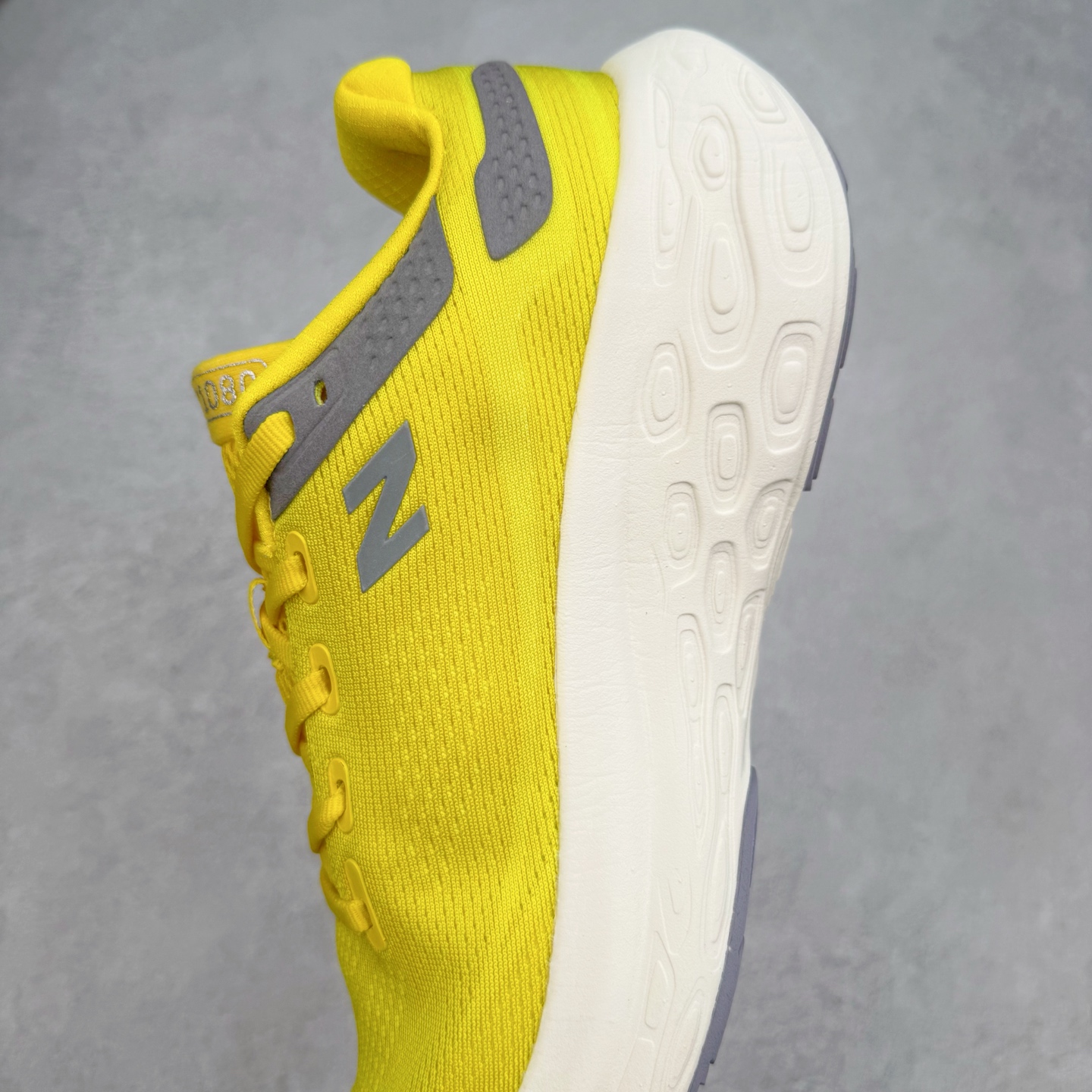 图片[7]-New Balance Fresh Foam X NB1080V13 新百伦系列低帮轻量化厚底健身休闲运动慢跑鞋 近赏｜无论是日常慢跑，还是City Walk，它都可轻松应对提起今年最流行的事情，想必在你所在的城市来一段City Walk，是很多潮男潮女都会做的吧。当时间来到十月，一年中最舒服的时光，无论是慢跑也好，还是City Walk，今天推荐的这双鞋，都可以轻松应对。那就是可以带给你久违的松弛感、治愈你柔软的需要的New Balance Fresh Foam X1080v13。作为New Balance经典跑鞋系列，1080系列可以说凝聚了品牌历来前沿科技与制造匠心。今年的v13版本可谓再度革新。在舒适体验、运动性能以及造型风格三个维度上做到了有机交融。舒适体验一直是1080跑鞋系列带给我们最大的直观感受，加上本就带有严肃跑鞋基因，在今年全新材料配方的Fresh FoamX中底泡棉上则有了不一样的缓震性能，重新定义“踩屎感”。可再生柔软针织鞋面使用可追溯的Repreve再生鞋面材料，柔软透气的鞋面提供绵密的贴合与包裹感，轻量分区橡胶大底分区外底橡胶采用新材料，改进纹路设计，增加前掌外底硬度，提升滚动反馈和传动效率。尺码：36 36.5 37 37.5 38 38.5 39.5 40 40.5 41.5 42 42.5 43 44 45-选品中心