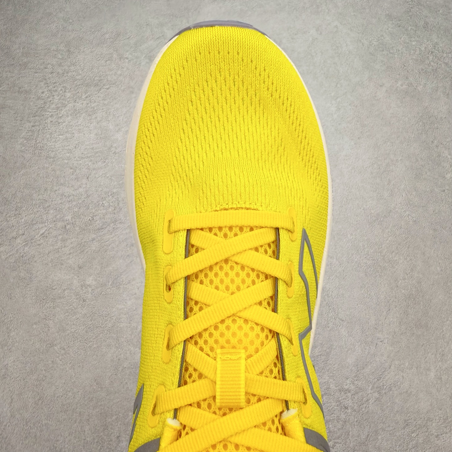 图片[4]-New Balance Fresh Foam X NB1080V13 新百伦系列低帮轻量化厚底健身休闲运动慢跑鞋 近赏｜无论是日常慢跑，还是City Walk，它都可轻松应对提起今年最流行的事情，想必在你所在的城市来一段City Walk，是很多潮男潮女都会做的吧。当时间来到十月，一年中最舒服的时光，无论是慢跑也好，还是City Walk，今天推荐的这双鞋，都可以轻松应对。那就是可以带给你久违的松弛感、治愈你柔软的需要的New Balance Fresh Foam X1080v13。作为New Balance经典跑鞋系列，1080系列可以说凝聚了品牌历来前沿科技与制造匠心。今年的v13版本可谓再度革新。在舒适体验、运动性能以及造型风格三个维度上做到了有机交融。舒适体验一直是1080跑鞋系列带给我们最大的直观感受，加上本就带有严肃跑鞋基因，在今年全新材料配方的Fresh FoamX中底泡棉上则有了不一样的缓震性能，重新定义“踩屎感”。可再生柔软针织鞋面使用可追溯的Repreve再生鞋面材料，柔软透气的鞋面提供绵密的贴合与包裹感，轻量分区橡胶大底分区外底橡胶采用新材料，改进纹路设计，增加前掌外底硬度，提升滚动反馈和传动效率。尺码：36 36.5 37 37.5 38 38.5 39.5 40 40.5 41.5 42 42.5 43 44 45-选品中心