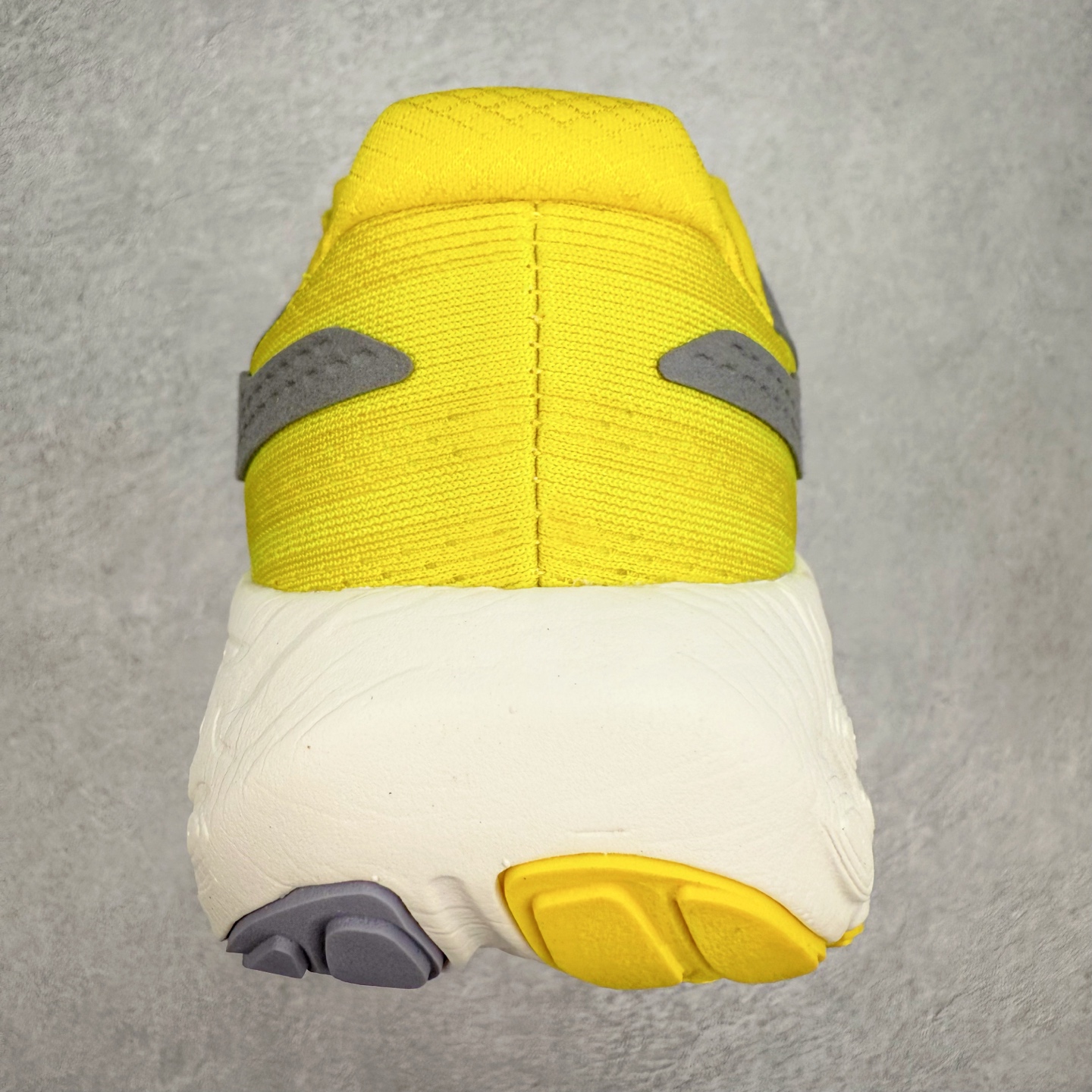 图片[8]-New Balance Fresh Foam X NB1080V13 新百伦系列低帮轻量化厚底健身休闲运动慢跑鞋 近赏｜无论是日常慢跑，还是City Walk，它都可轻松应对提起今年最流行的事情，想必在你所在的城市来一段City Walk，是很多潮男潮女都会做的吧。当时间来到十月，一年中最舒服的时光，无论是慢跑也好，还是City Walk，今天推荐的这双鞋，都可以轻松应对。那就是可以带给你久违的松弛感、治愈你柔软的需要的New Balance Fresh Foam X1080v13。作为New Balance经典跑鞋系列，1080系列可以说凝聚了品牌历来前沿科技与制造匠心。今年的v13版本可谓再度革新。在舒适体验、运动性能以及造型风格三个维度上做到了有机交融。舒适体验一直是1080跑鞋系列带给我们最大的直观感受，加上本就带有严肃跑鞋基因，在今年全新材料配方的Fresh FoamX中底泡棉上则有了不一样的缓震性能，重新定义“踩屎感”。可再生柔软针织鞋面使用可追溯的Repreve再生鞋面材料，柔软透气的鞋面提供绵密的贴合与包裹感，轻量分区橡胶大底分区外底橡胶采用新材料，改进纹路设计，增加前掌外底硬度，提升滚动反馈和传动效率。尺码：36 36.5 37 37.5 38 38.5 39.5 40 40.5 41.5 42 42.5 43 44 45-选品中心