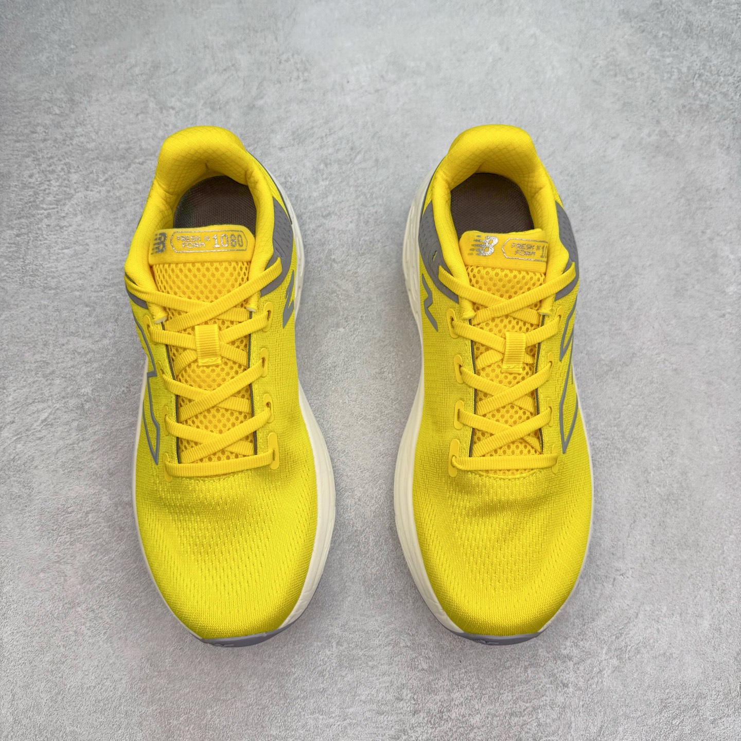 图片[2]-New Balance Fresh Foam X NB1080V13 新百伦系列低帮轻量化厚底健身休闲运动慢跑鞋 近赏｜无论是日常慢跑，还是City Walk，它都可轻松应对提起今年最流行的事情，想必在你所在的城市来一段City Walk，是很多潮男潮女都会做的吧。当时间来到十月，一年中最舒服的时光，无论是慢跑也好，还是City Walk，今天推荐的这双鞋，都可以轻松应对。那就是可以带给你久违的松弛感、治愈你柔软的需要的New Balance Fresh Foam X1080v13。作为New Balance经典跑鞋系列，1080系列可以说凝聚了品牌历来前沿科技与制造匠心。今年的v13版本可谓再度革新。在舒适体验、运动性能以及造型风格三个维度上做到了有机交融。舒适体验一直是1080跑鞋系列带给我们最大的直观感受，加上本就带有严肃跑鞋基因，在今年全新材料配方的Fresh FoamX中底泡棉上则有了不一样的缓震性能，重新定义“踩屎感”。可再生柔软针织鞋面使用可追溯的Repreve再生鞋面材料，柔软透气的鞋面提供绵密的贴合与包裹感，轻量分区橡胶大底分区外底橡胶采用新材料，改进纹路设计，增加前掌外底硬度，提升滚动反馈和传动效率。尺码：36 36.5 37 37.5 38 38.5 39.5 40 40.5 41.5 42 42.5 43 44 45-选品中心