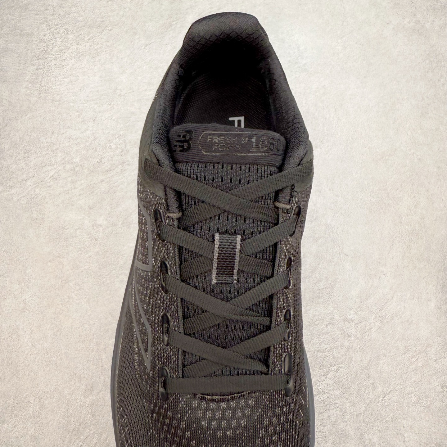 图片[5]-New Balance Fresh Foam X NB1080V13 新百伦系列低帮轻量化厚底健身休闲运动慢跑鞋 近赏｜无论是日常慢跑，还是City Walk，它都可轻松应对提起今年最流行的事情，想必在你所在的城市来一段City Walk，是很多潮男潮女都会做的吧。当时间来到十月，一年中最舒服的时光，无论是慢跑也好，还是City Walk，今天推荐的这双鞋，都可以轻松应对。那就是可以带给你久违的松弛感、治愈你柔软的需要的New Balance Fresh Foam X1080v13。作为New Balance经典跑鞋系列，1080系列可以说凝聚了品牌历来前沿科技与制造匠心。今年的v13版本可谓再度革新。在舒适体验、运动性能以及造型风格三个维度上做到了有机交融。舒适体验一直是1080跑鞋系列带给我们最大的直观感受，加上本就带有严肃跑鞋基因，在今年全新材料配方的Fresh FoamX中底泡棉上则有了不一样的缓震性能，重新定义“踩屎感”。可再生柔软针织鞋面使用可追溯的Repreve再生鞋面材料，柔软透气的鞋面提供绵密的贴合与包裹感，轻量分区橡胶大底分区外底橡胶采用新材料，改进纹路设计，增加前掌外底硬度，提升滚动反馈和传动效率。尺码：36 36.5 37 37.5 38 38.5 39.5 40 40.5 41.5 42 42.5 43 44 45-选品中心