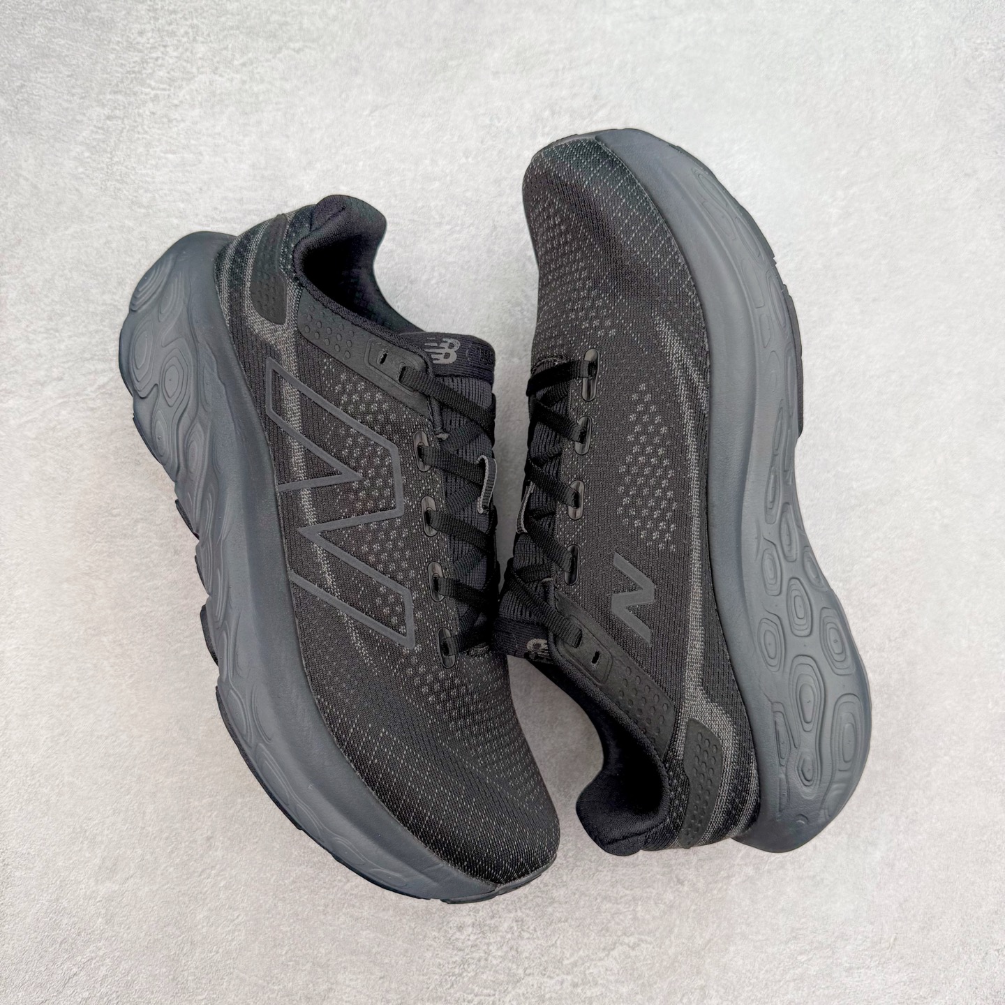 图片[3]-New Balance Fresh Foam X NB1080V13 新百伦系列低帮轻量化厚底健身休闲运动慢跑鞋 近赏｜无论是日常慢跑，还是City Walk，它都可轻松应对提起今年最流行的事情，想必在你所在的城市来一段City Walk，是很多潮男潮女都会做的吧。当时间来到十月，一年中最舒服的时光，无论是慢跑也好，还是City Walk，今天推荐的这双鞋，都可以轻松应对。那就是可以带给你久违的松弛感、治愈你柔软的需要的New Balance Fresh Foam X1080v13。作为New Balance经典跑鞋系列，1080系列可以说凝聚了品牌历来前沿科技与制造匠心。今年的v13版本可谓再度革新。在舒适体验、运动性能以及造型风格三个维度上做到了有机交融。舒适体验一直是1080跑鞋系列带给我们最大的直观感受，加上本就带有严肃跑鞋基因，在今年全新材料配方的Fresh FoamX中底泡棉上则有了不一样的缓震性能，重新定义“踩屎感”。可再生柔软针织鞋面使用可追溯的Repreve再生鞋面材料，柔软透气的鞋面提供绵密的贴合与包裹感，轻量分区橡胶大底分区外底橡胶采用新材料，改进纹路设计，增加前掌外底硬度，提升滚动反馈和传动效率。尺码：36 36.5 37 37.5 38 38.5 39.5 40 40.5 41.5 42 42.5 43 44 45-选品中心