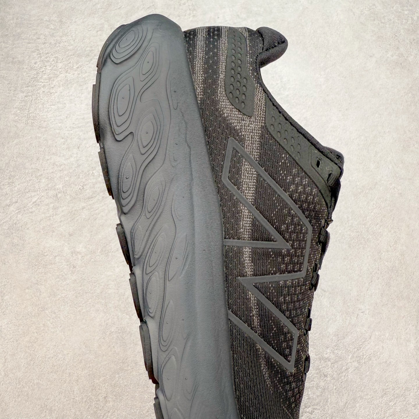 图片[6]-New Balance Fresh Foam X NB1080V13 新百伦系列低帮轻量化厚底健身休闲运动慢跑鞋 近赏｜无论是日常慢跑，还是City Walk，它都可轻松应对提起今年最流行的事情，想必在你所在的城市来一段City Walk，是很多潮男潮女都会做的吧。当时间来到十月，一年中最舒服的时光，无论是慢跑也好，还是City Walk，今天推荐的这双鞋，都可以轻松应对。那就是可以带给你久违的松弛感、治愈你柔软的需要的New Balance Fresh Foam X1080v13。作为New Balance经典跑鞋系列，1080系列可以说凝聚了品牌历来前沿科技与制造匠心。今年的v13版本可谓再度革新。在舒适体验、运动性能以及造型风格三个维度上做到了有机交融。舒适体验一直是1080跑鞋系列带给我们最大的直观感受，加上本就带有严肃跑鞋基因，在今年全新材料配方的Fresh FoamX中底泡棉上则有了不一样的缓震性能，重新定义“踩屎感”。可再生柔软针织鞋面使用可追溯的Repreve再生鞋面材料，柔软透气的鞋面提供绵密的贴合与包裹感，轻量分区橡胶大底分区外底橡胶采用新材料，改进纹路设计，增加前掌外底硬度，提升滚动反馈和传动效率。尺码：36 36.5 37 37.5 38 38.5 39.5 40 40.5 41.5 42 42.5 43 44 45-选品中心