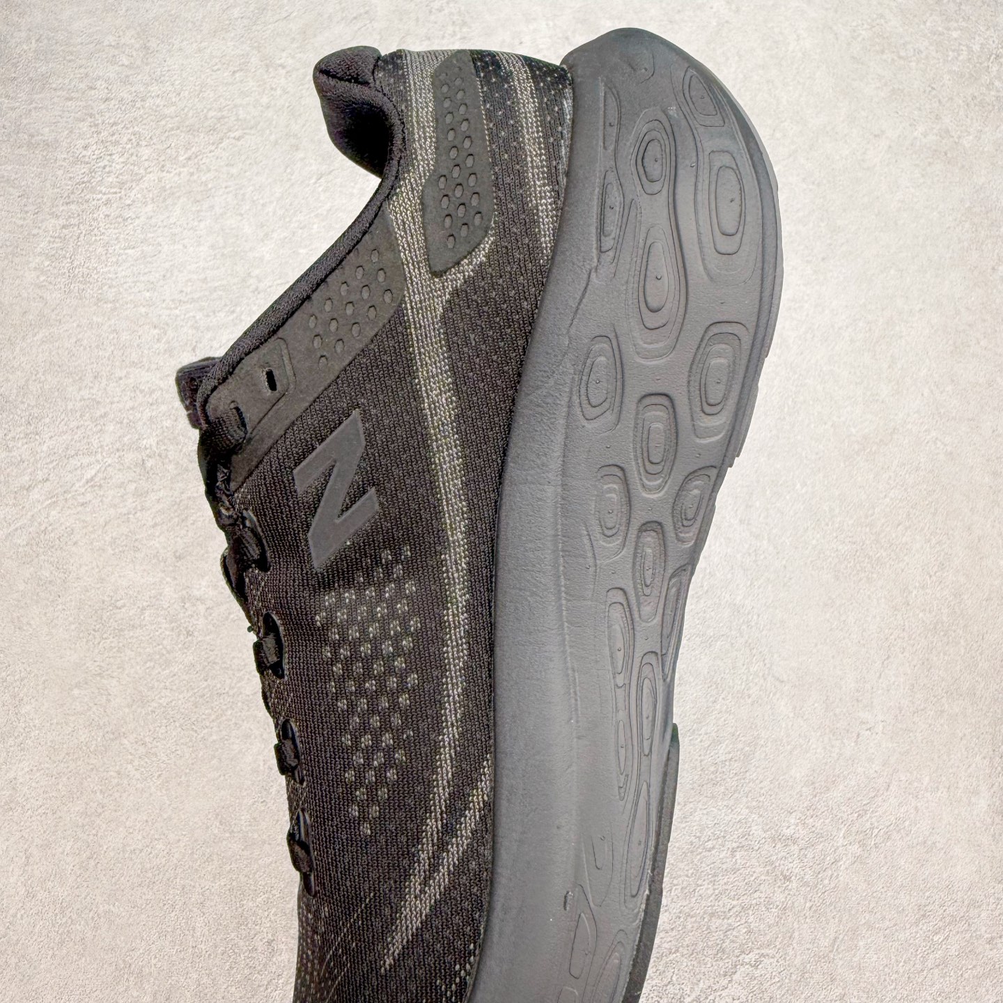 图片[7]-New Balance Fresh Foam X NB1080V13 新百伦系列低帮轻量化厚底健身休闲运动慢跑鞋 近赏｜无论是日常慢跑，还是City Walk，它都可轻松应对提起今年最流行的事情，想必在你所在的城市来一段City Walk，是很多潮男潮女都会做的吧。当时间来到十月，一年中最舒服的时光，无论是慢跑也好，还是City Walk，今天推荐的这双鞋，都可以轻松应对。那就是可以带给你久违的松弛感、治愈你柔软的需要的New Balance Fresh Foam X1080v13。作为New Balance经典跑鞋系列，1080系列可以说凝聚了品牌历来前沿科技与制造匠心。今年的v13版本可谓再度革新。在舒适体验、运动性能以及造型风格三个维度上做到了有机交融。舒适体验一直是1080跑鞋系列带给我们最大的直观感受，加上本就带有严肃跑鞋基因，在今年全新材料配方的Fresh FoamX中底泡棉上则有了不一样的缓震性能，重新定义“踩屎感”。可再生柔软针织鞋面使用可追溯的Repreve再生鞋面材料，柔软透气的鞋面提供绵密的贴合与包裹感，轻量分区橡胶大底分区外底橡胶采用新材料，改进纹路设计，增加前掌外底硬度，提升滚动反馈和传动效率。尺码：36 36.5 37 37.5 38 38.5 39.5 40 40.5 41.5 42 42.5 43 44 45-选品中心