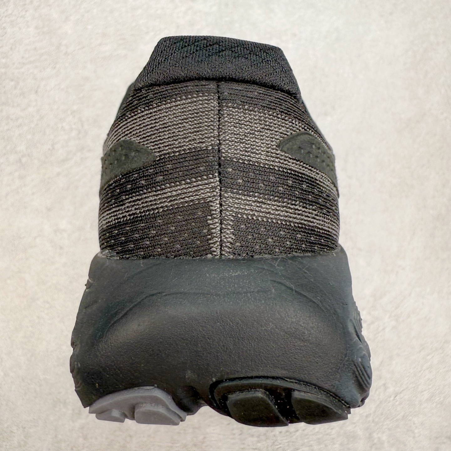 图片[8]-New Balance Fresh Foam X NB1080V13 新百伦系列低帮轻量化厚底健身休闲运动慢跑鞋 近赏｜无论是日常慢跑，还是City Walk，它都可轻松应对提起今年最流行的事情，想必在你所在的城市来一段City Walk，是很多潮男潮女都会做的吧。当时间来到十月，一年中最舒服的时光，无论是慢跑也好，还是City Walk，今天推荐的这双鞋，都可以轻松应对。那就是可以带给你久违的松弛感、治愈你柔软的需要的New Balance Fresh Foam X1080v13。作为New Balance经典跑鞋系列，1080系列可以说凝聚了品牌历来前沿科技与制造匠心。今年的v13版本可谓再度革新。在舒适体验、运动性能以及造型风格三个维度上做到了有机交融。舒适体验一直是1080跑鞋系列带给我们最大的直观感受，加上本就带有严肃跑鞋基因，在今年全新材料配方的Fresh FoamX中底泡棉上则有了不一样的缓震性能，重新定义“踩屎感”。可再生柔软针织鞋面使用可追溯的Repreve再生鞋面材料，柔软透气的鞋面提供绵密的贴合与包裹感，轻量分区橡胶大底分区外底橡胶采用新材料，改进纹路设计，增加前掌外底硬度，提升滚动反馈和传动效率。尺码：36 36.5 37 37.5 38 38.5 39.5 40 40.5 41.5 42 42.5 43 44 45-选品中心