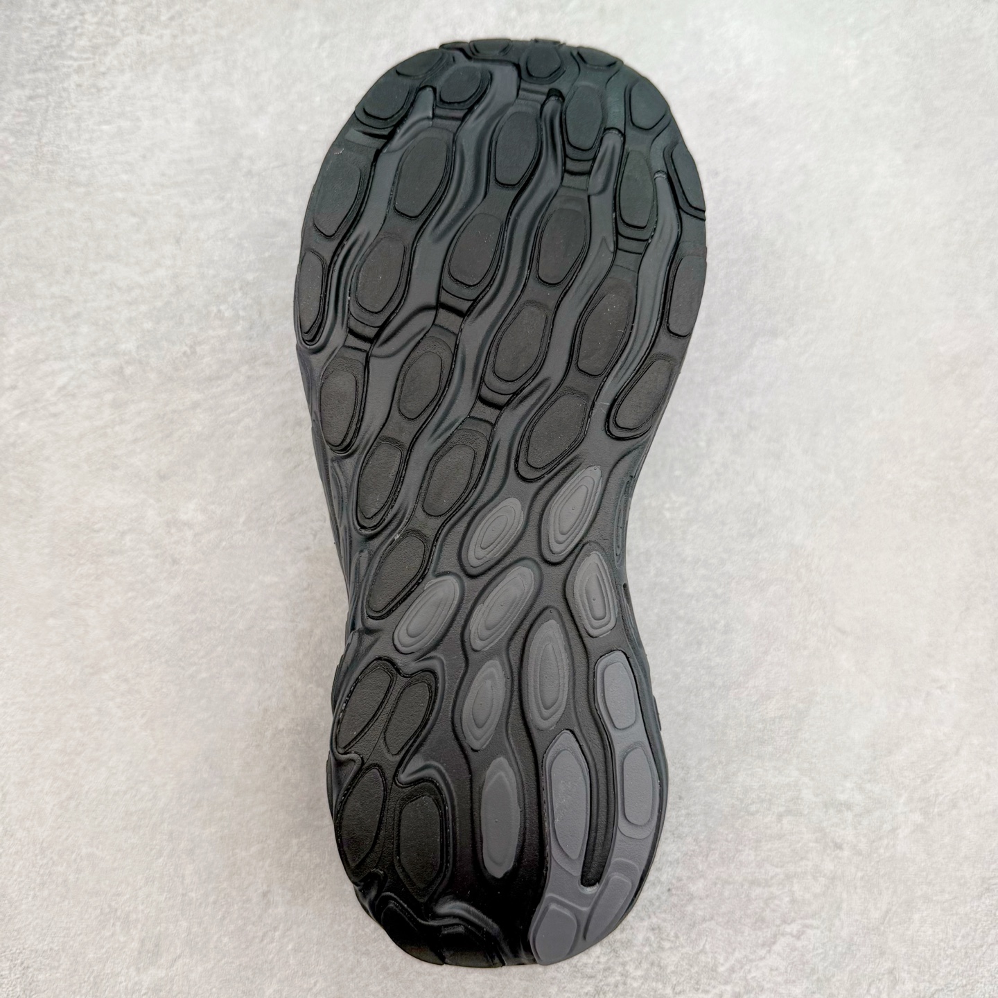 图片[9]-New Balance Fresh Foam X NB1080V13 新百伦系列低帮轻量化厚底健身休闲运动慢跑鞋 近赏｜无论是日常慢跑，还是City Walk，它都可轻松应对提起今年最流行的事情，想必在你所在的城市来一段City Walk，是很多潮男潮女都会做的吧。当时间来到十月，一年中最舒服的时光，无论是慢跑也好，还是City Walk，今天推荐的这双鞋，都可以轻松应对。那就是可以带给你久违的松弛感、治愈你柔软的需要的New Balance Fresh Foam X1080v13。作为New Balance经典跑鞋系列，1080系列可以说凝聚了品牌历来前沿科技与制造匠心。今年的v13版本可谓再度革新。在舒适体验、运动性能以及造型风格三个维度上做到了有机交融。舒适体验一直是1080跑鞋系列带给我们最大的直观感受，加上本就带有严肃跑鞋基因，在今年全新材料配方的Fresh FoamX中底泡棉上则有了不一样的缓震性能，重新定义“踩屎感”。可再生柔软针织鞋面使用可追溯的Repreve再生鞋面材料，柔软透气的鞋面提供绵密的贴合与包裹感，轻量分区橡胶大底分区外底橡胶采用新材料，改进纹路设计，增加前掌外底硬度，提升滚动反馈和传动效率。尺码：36 36.5 37 37.5 38 38.5 39.5 40 40.5 41.5 42 42.5 43 44 45-选品中心