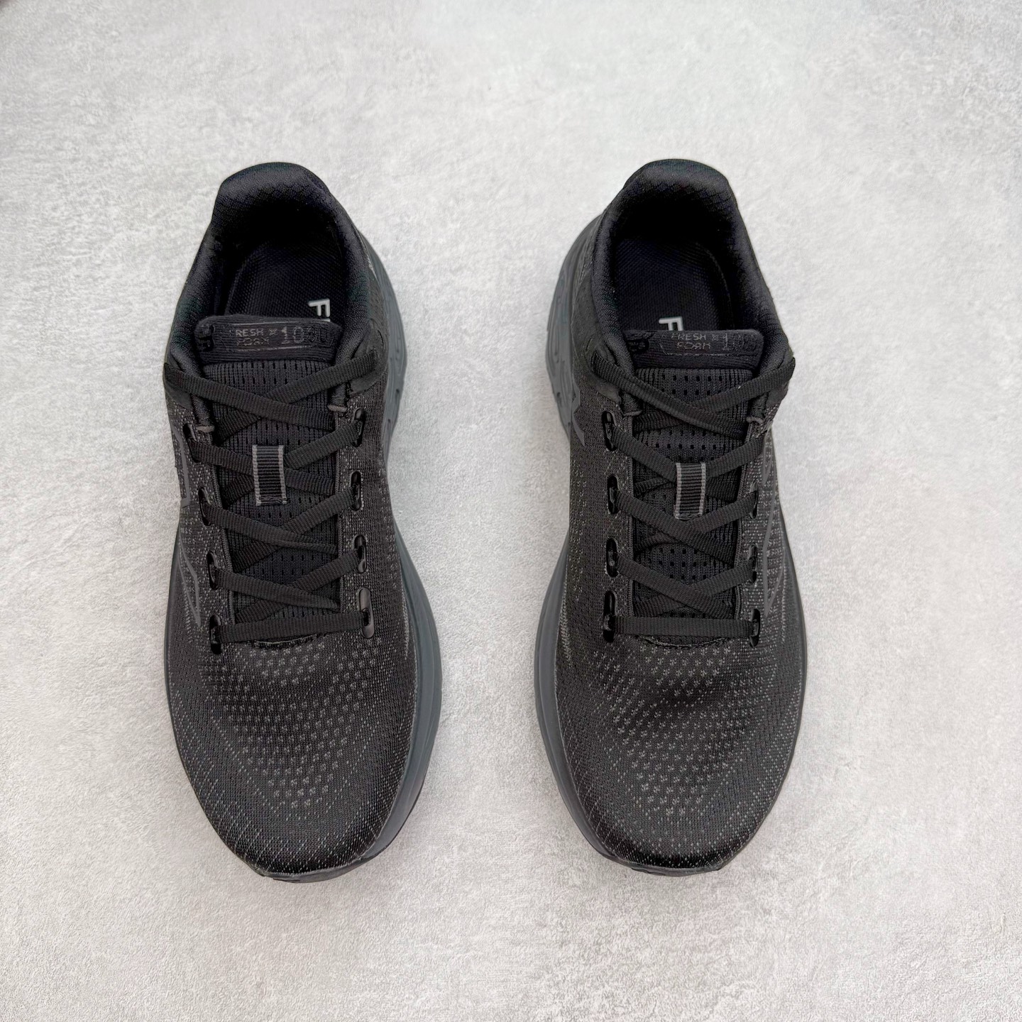 图片[2]-New Balance Fresh Foam X NB1080V13 新百伦系列低帮轻量化厚底健身休闲运动慢跑鞋 近赏｜无论是日常慢跑，还是City Walk，它都可轻松应对提起今年最流行的事情，想必在你所在的城市来一段City Walk，是很多潮男潮女都会做的吧。当时间来到十月，一年中最舒服的时光，无论是慢跑也好，还是City Walk，今天推荐的这双鞋，都可以轻松应对。那就是可以带给你久违的松弛感、治愈你柔软的需要的New Balance Fresh Foam X1080v13。作为New Balance经典跑鞋系列，1080系列可以说凝聚了品牌历来前沿科技与制造匠心。今年的v13版本可谓再度革新。在舒适体验、运动性能以及造型风格三个维度上做到了有机交融。舒适体验一直是1080跑鞋系列带给我们最大的直观感受，加上本就带有严肃跑鞋基因，在今年全新材料配方的Fresh FoamX中底泡棉上则有了不一样的缓震性能，重新定义“踩屎感”。可再生柔软针织鞋面使用可追溯的Repreve再生鞋面材料，柔软透气的鞋面提供绵密的贴合与包裹感，轻量分区橡胶大底分区外底橡胶采用新材料，改进纹路设计，增加前掌外底硬度，提升滚动反馈和传动效率。尺码：36 36.5 37 37.5 38 38.5 39.5 40 40.5 41.5 42 42.5 43 44 45-选品中心