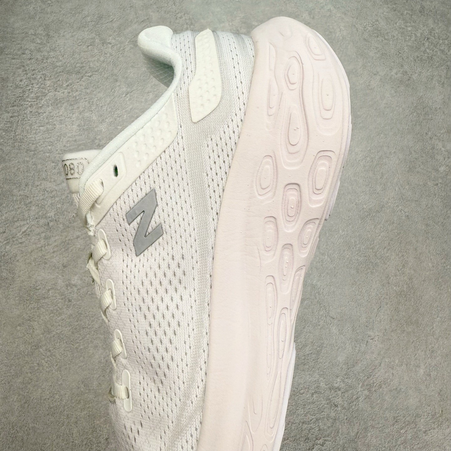 图片[7]-New Balance Fresh Foam X NB1080V13 新百伦系列低帮轻量化厚底健身休闲运动慢跑鞋 近赏｜无论是日常慢跑，还是City Walk，它都可轻松应对提起今年最流行的事情，想必在你所在的城市来一段City Walk，是很多潮男潮女都会做的吧。当时间来到十月，一年中最舒服的时光，无论是慢跑也好，还是City Walk，今天推荐的这双鞋，都可以轻松应对。那就是可以带给你久违的松弛感、治愈你柔软的需要的New Balance Fresh Foam X1080v13。作为New Balance经典跑鞋系列，1080系列可以说凝聚了品牌历来前沿科技与制造匠心。今年的v13版本可谓再度革新。在舒适体验、运动性能以及造型风格三个维度上做到了有机交融。舒适体验一直是1080跑鞋系列带给我们最大的直观感受，加上本就带有严肃跑鞋基因，在今年全新材料配方的Fresh FoamX中底泡棉上则有了不一样的缓震性能，重新定义“踩屎感”。可再生柔软针织鞋面使用可追溯的Repreve再生鞋面材料，柔软透气的鞋面提供绵密的贴合与包裹感，轻量分区橡胶大底分区外底橡胶采用新材料，改进纹路设计，增加前掌外底硬度，提升滚动反馈和传动效率。尺码：36 36.5 37 37.5 38 38.5 39.5 40 40.5 41.5 42 42.5 43 44 45-选品中心