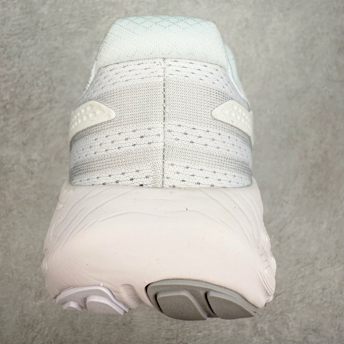 图片[8]-New Balance Fresh Foam X NB1080V13 新百伦系列低帮轻量化厚底健身休闲运动慢跑鞋 近赏｜无论是日常慢跑，还是City Walk，它都可轻松应对提起今年最流行的事情，想必在你所在的城市来一段City Walk，是很多潮男潮女都会做的吧。当时间来到十月，一年中最舒服的时光，无论是慢跑也好，还是City Walk，今天推荐的这双鞋，都可以轻松应对。那就是可以带给你久违的松弛感、治愈你柔软的需要的New Balance Fresh Foam X1080v13。作为New Balance经典跑鞋系列，1080系列可以说凝聚了品牌历来前沿科技与制造匠心。今年的v13版本可谓再度革新。在舒适体验、运动性能以及造型风格三个维度上做到了有机交融。舒适体验一直是1080跑鞋系列带给我们最大的直观感受，加上本就带有严肃跑鞋基因，在今年全新材料配方的Fresh FoamX中底泡棉上则有了不一样的缓震性能，重新定义“踩屎感”。可再生柔软针织鞋面使用可追溯的Repreve再生鞋面材料，柔软透气的鞋面提供绵密的贴合与包裹感，轻量分区橡胶大底分区外底橡胶采用新材料，改进纹路设计，增加前掌外底硬度，提升滚动反馈和传动效率。尺码：36 36.5 37 37.5 38 38.5 39.5 40 40.5 41.5 42 42.5 43 44 45-选品中心