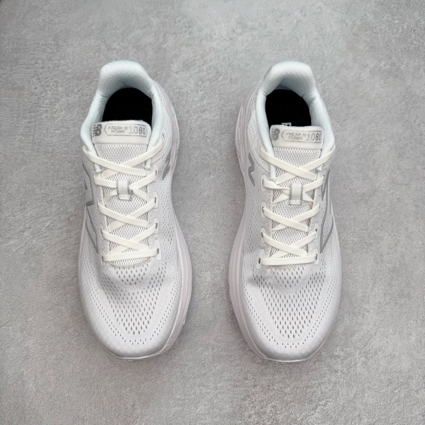 图片[2]-New Balance Fresh Foam X NB1080V13 新百伦系列低帮轻量化厚底健身休闲运动慢跑鞋 近赏｜无论是日常慢跑，还是City Walk，它都可轻松应对提起今年最流行的事情，想必在你所在的城市来一段City Walk，是很多潮男潮女都会做的吧。当时间来到十月，一年中最舒服的时光，无论是慢跑也好，还是City Walk，今天推荐的这双鞋，都可以轻松应对。那就是可以带给你久违的松弛感、治愈你柔软的需要的New Balance Fresh Foam X1080v13。作为New Balance经典跑鞋系列，1080系列可以说凝聚了品牌历来前沿科技与制造匠心。今年的v13版本可谓再度革新。在舒适体验、运动性能以及造型风格三个维度上做到了有机交融。舒适体验一直是1080跑鞋系列带给我们最大的直观感受，加上本就带有严肃跑鞋基因，在今年全新材料配方的Fresh FoamX中底泡棉上则有了不一样的缓震性能，重新定义“踩屎感”。可再生柔软针织鞋面使用可追溯的Repreve再生鞋面材料，柔软透气的鞋面提供绵密的贴合与包裹感，轻量分区橡胶大底分区外底橡胶采用新材料，改进纹路设计，增加前掌外底硬度，提升滚动反馈和传动效率。尺码：36 36.5 37 37.5 38 38.5 39.5 40 40.5 41.5 42 42.5 43 44 45-选品中心