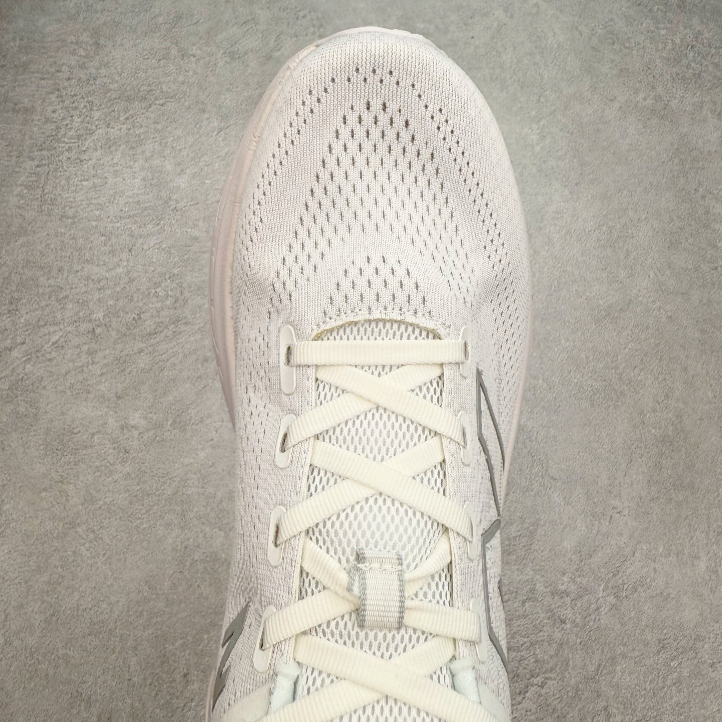 图片[4]-New Balance Fresh Foam X NB1080V13 新百伦系列低帮轻量化厚底健身休闲运动慢跑鞋 近赏｜无论是日常慢跑，还是City Walk，它都可轻松应对提起今年最流行的事情，想必在你所在的城市来一段City Walk，是很多潮男潮女都会做的吧。当时间来到十月，一年中最舒服的时光，无论是慢跑也好，还是City Walk，今天推荐的这双鞋，都可以轻松应对。那就是可以带给你久违的松弛感、治愈你柔软的需要的New Balance Fresh Foam X1080v13。作为New Balance经典跑鞋系列，1080系列可以说凝聚了品牌历来前沿科技与制造匠心。今年的v13版本可谓再度革新。在舒适体验、运动性能以及造型风格三个维度上做到了有机交融。舒适体验一直是1080跑鞋系列带给我们最大的直观感受，加上本就带有严肃跑鞋基因，在今年全新材料配方的Fresh FoamX中底泡棉上则有了不一样的缓震性能，重新定义“踩屎感”。可再生柔软针织鞋面使用可追溯的Repreve再生鞋面材料，柔软透气的鞋面提供绵密的贴合与包裹感，轻量分区橡胶大底分区外底橡胶采用新材料，改进纹路设计，增加前掌外底硬度，提升滚动反馈和传动效率。尺码：36 36.5 37 37.5 38 38.5 39.5 40 40.5 41.5 42 42.5 43 44 45-选品中心