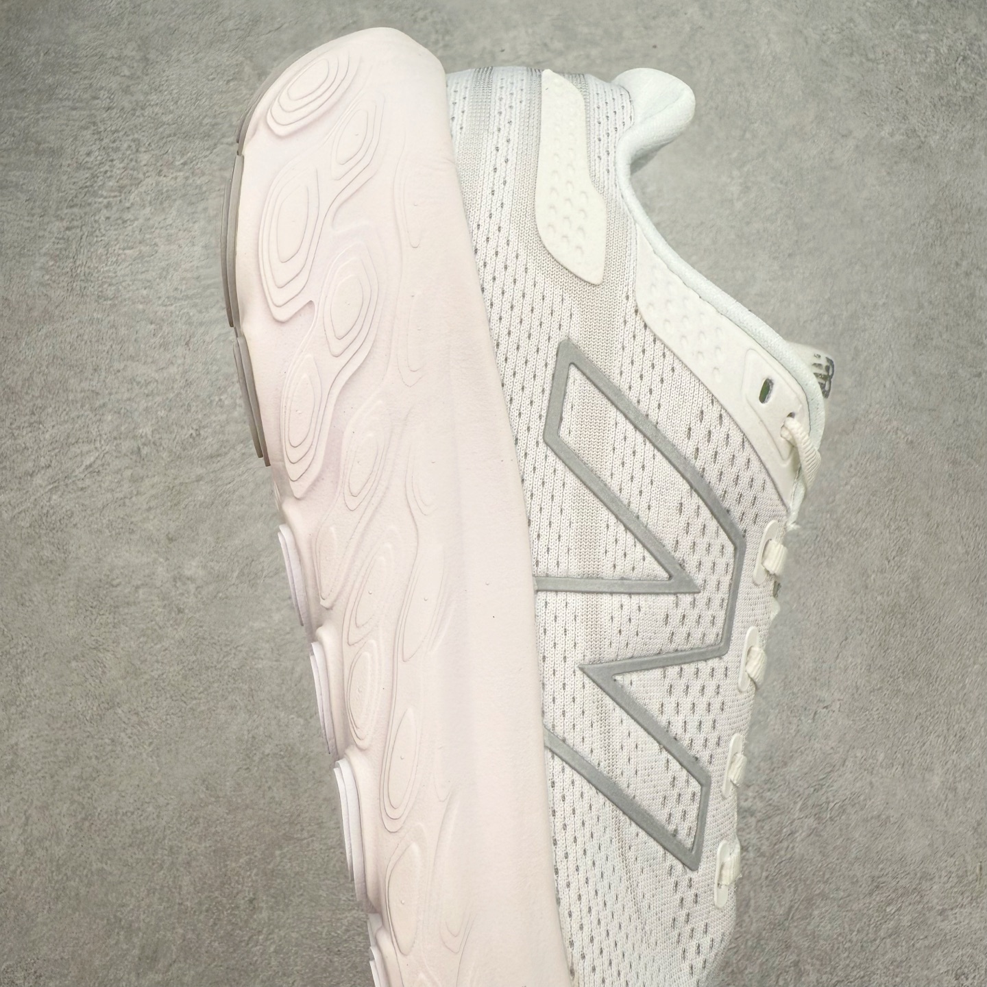 图片[6]-New Balance Fresh Foam X NB1080V13 新百伦系列低帮轻量化厚底健身休闲运动慢跑鞋 近赏｜无论是日常慢跑，还是City Walk，它都可轻松应对提起今年最流行的事情，想必在你所在的城市来一段City Walk，是很多潮男潮女都会做的吧。当时间来到十月，一年中最舒服的时光，无论是慢跑也好，还是City Walk，今天推荐的这双鞋，都可以轻松应对。那就是可以带给你久违的松弛感、治愈你柔软的需要的New Balance Fresh Foam X1080v13。作为New Balance经典跑鞋系列，1080系列可以说凝聚了品牌历来前沿科技与制造匠心。今年的v13版本可谓再度革新。在舒适体验、运动性能以及造型风格三个维度上做到了有机交融。舒适体验一直是1080跑鞋系列带给我们最大的直观感受，加上本就带有严肃跑鞋基因，在今年全新材料配方的Fresh FoamX中底泡棉上则有了不一样的缓震性能，重新定义“踩屎感”。可再生柔软针织鞋面使用可追溯的Repreve再生鞋面材料，柔软透气的鞋面提供绵密的贴合与包裹感，轻量分区橡胶大底分区外底橡胶采用新材料，改进纹路设计，增加前掌外底硬度，提升滚动反馈和传动效率。尺码：36 36.5 37 37.5 38 38.5 39.5 40 40.5 41.5 42 42.5 43 44 45-选品中心