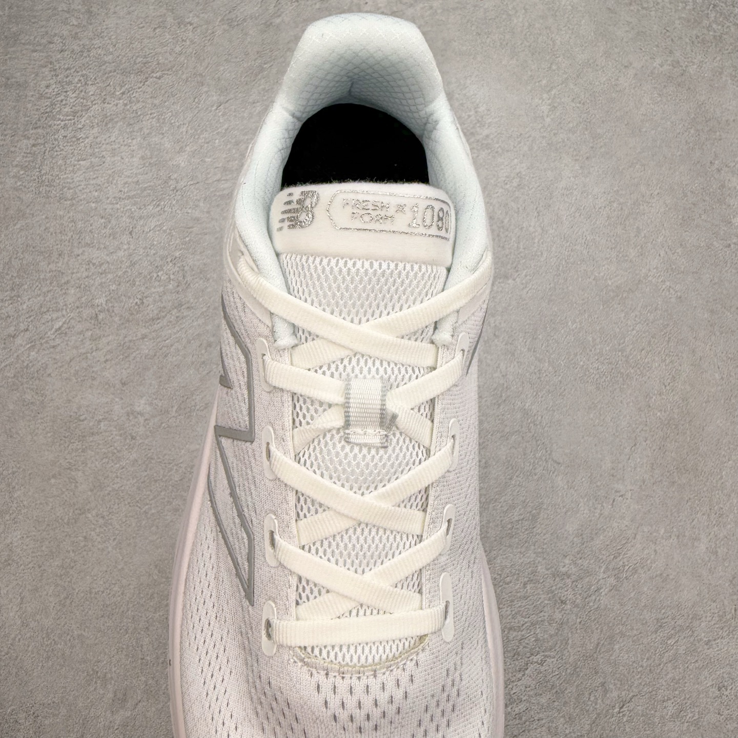 图片[5]-New Balance Fresh Foam X NB1080V13 新百伦系列低帮轻量化厚底健身休闲运动慢跑鞋 近赏｜无论是日常慢跑，还是City Walk，它都可轻松应对提起今年最流行的事情，想必在你所在的城市来一段City Walk，是很多潮男潮女都会做的吧。当时间来到十月，一年中最舒服的时光，无论是慢跑也好，还是City Walk，今天推荐的这双鞋，都可以轻松应对。那就是可以带给你久违的松弛感、治愈你柔软的需要的New Balance Fresh Foam X1080v13。作为New Balance经典跑鞋系列，1080系列可以说凝聚了品牌历来前沿科技与制造匠心。今年的v13版本可谓再度革新。在舒适体验、运动性能以及造型风格三个维度上做到了有机交融。舒适体验一直是1080跑鞋系列带给我们最大的直观感受，加上本就带有严肃跑鞋基因，在今年全新材料配方的Fresh FoamX中底泡棉上则有了不一样的缓震性能，重新定义“踩屎感”。可再生柔软针织鞋面使用可追溯的Repreve再生鞋面材料，柔软透气的鞋面提供绵密的贴合与包裹感，轻量分区橡胶大底分区外底橡胶采用新材料，改进纹路设计，增加前掌外底硬度，提升滚动反馈和传动效率。尺码：36 36.5 37 37.5 38 38.5 39.5 40 40.5 41.5 42 42.5 43 44 45-选品中心