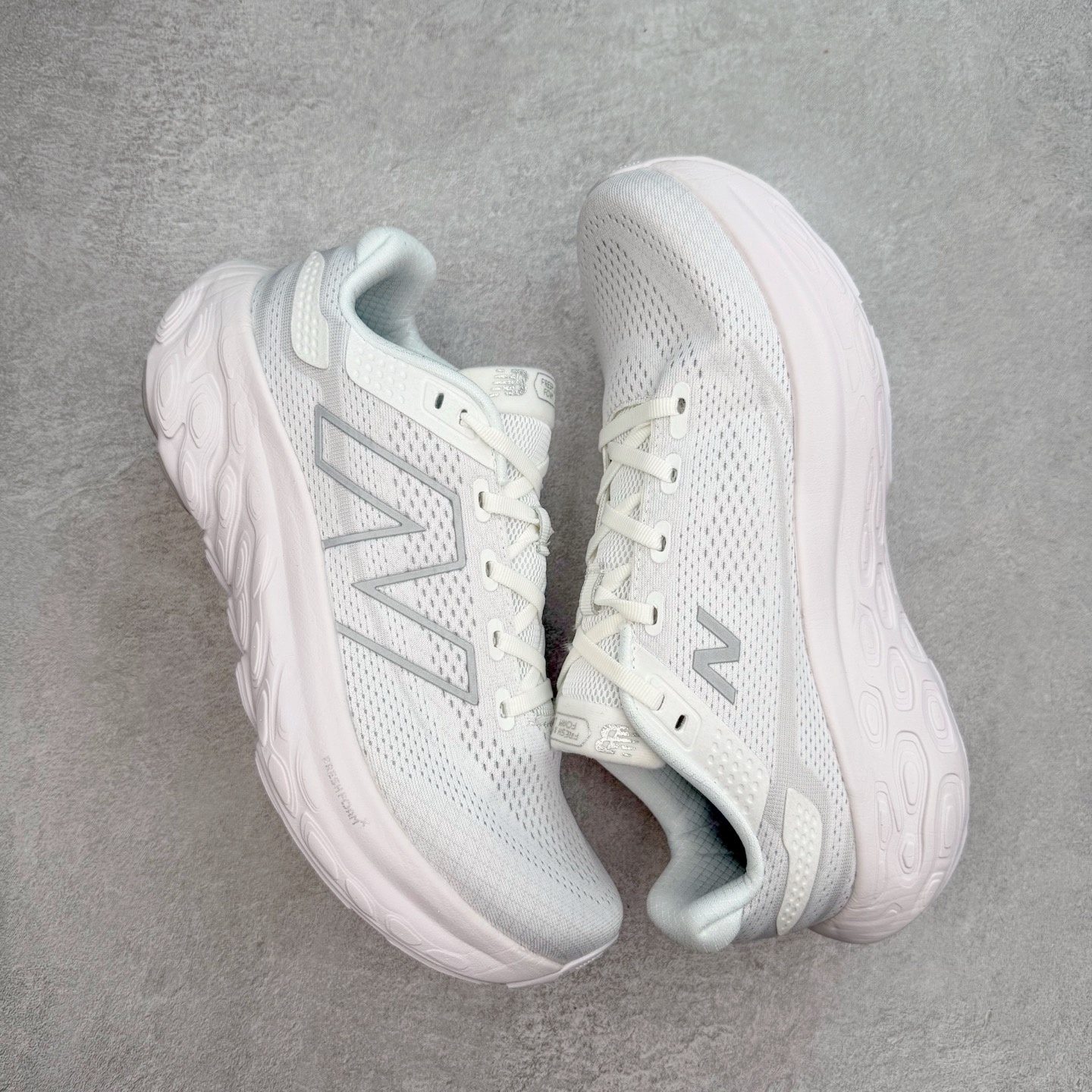 图片[3]-New Balance Fresh Foam X NB1080V13 新百伦系列低帮轻量化厚底健身休闲运动慢跑鞋 近赏｜无论是日常慢跑，还是City Walk，它都可轻松应对提起今年最流行的事情，想必在你所在的城市来一段City Walk，是很多潮男潮女都会做的吧。当时间来到十月，一年中最舒服的时光，无论是慢跑也好，还是City Walk，今天推荐的这双鞋，都可以轻松应对。那就是可以带给你久违的松弛感、治愈你柔软的需要的New Balance Fresh Foam X1080v13。作为New Balance经典跑鞋系列，1080系列可以说凝聚了品牌历来前沿科技与制造匠心。今年的v13版本可谓再度革新。在舒适体验、运动性能以及造型风格三个维度上做到了有机交融。舒适体验一直是1080跑鞋系列带给我们最大的直观感受，加上本就带有严肃跑鞋基因，在今年全新材料配方的Fresh FoamX中底泡棉上则有了不一样的缓震性能，重新定义“踩屎感”。可再生柔软针织鞋面使用可追溯的Repreve再生鞋面材料，柔软透气的鞋面提供绵密的贴合与包裹感，轻量分区橡胶大底分区外底橡胶采用新材料，改进纹路设计，增加前掌外底硬度，提升滚动反馈和传动效率。尺码：36 36.5 37 37.5 38 38.5 39.5 40 40.5 41.5 42 42.5 43 44 45-选品中心