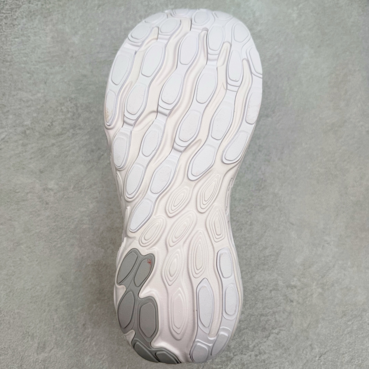 图片[9]-New Balance Fresh Foam X NB1080V13 新百伦系列低帮轻量化厚底健身休闲运动慢跑鞋 近赏｜无论是日常慢跑，还是City Walk，它都可轻松应对提起今年最流行的事情，想必在你所在的城市来一段City Walk，是很多潮男潮女都会做的吧。当时间来到十月，一年中最舒服的时光，无论是慢跑也好，还是City Walk，今天推荐的这双鞋，都可以轻松应对。那就是可以带给你久违的松弛感、治愈你柔软的需要的New Balance Fresh Foam X1080v13。作为New Balance经典跑鞋系列，1080系列可以说凝聚了品牌历来前沿科技与制造匠心。今年的v13版本可谓再度革新。在舒适体验、运动性能以及造型风格三个维度上做到了有机交融。舒适体验一直是1080跑鞋系列带给我们最大的直观感受，加上本就带有严肃跑鞋基因，在今年全新材料配方的Fresh FoamX中底泡棉上则有了不一样的缓震性能，重新定义“踩屎感”。可再生柔软针织鞋面使用可追溯的Repreve再生鞋面材料，柔软透气的鞋面提供绵密的贴合与包裹感，轻量分区橡胶大底分区外底橡胶采用新材料，改进纹路设计，增加前掌外底硬度，提升滚动反馈和传动效率。尺码：36 36.5 37 37.5 38 38.5 39.5 40 40.5 41.5 42 42.5 43 44 45-选品中心