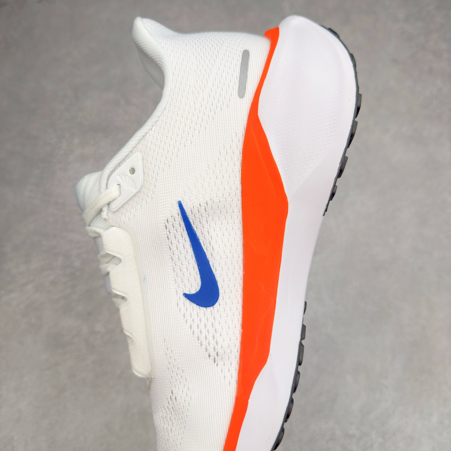 图片[7]-＃特价福利 NK Zoom Pegasus 飞马41代马拉松系列网面透气缓震疾速跑鞋 拥有 Zoom Air 一如既往的稳定感和流畅感 鞋面采用工程网眼设计 为特定高热区域营造出色透气性 进一步增加鞋面的穿孔数量 让足部能够快速散热 中足搭配 Flywire 飞线 在高速运动时营造舒适稳定的贴合感 内置Zoon气垫加持 动力十足 尺码：36 36.5 37.5 38 38.5 39 40 40.5 41 42 42.5 43 44 45-选品中心