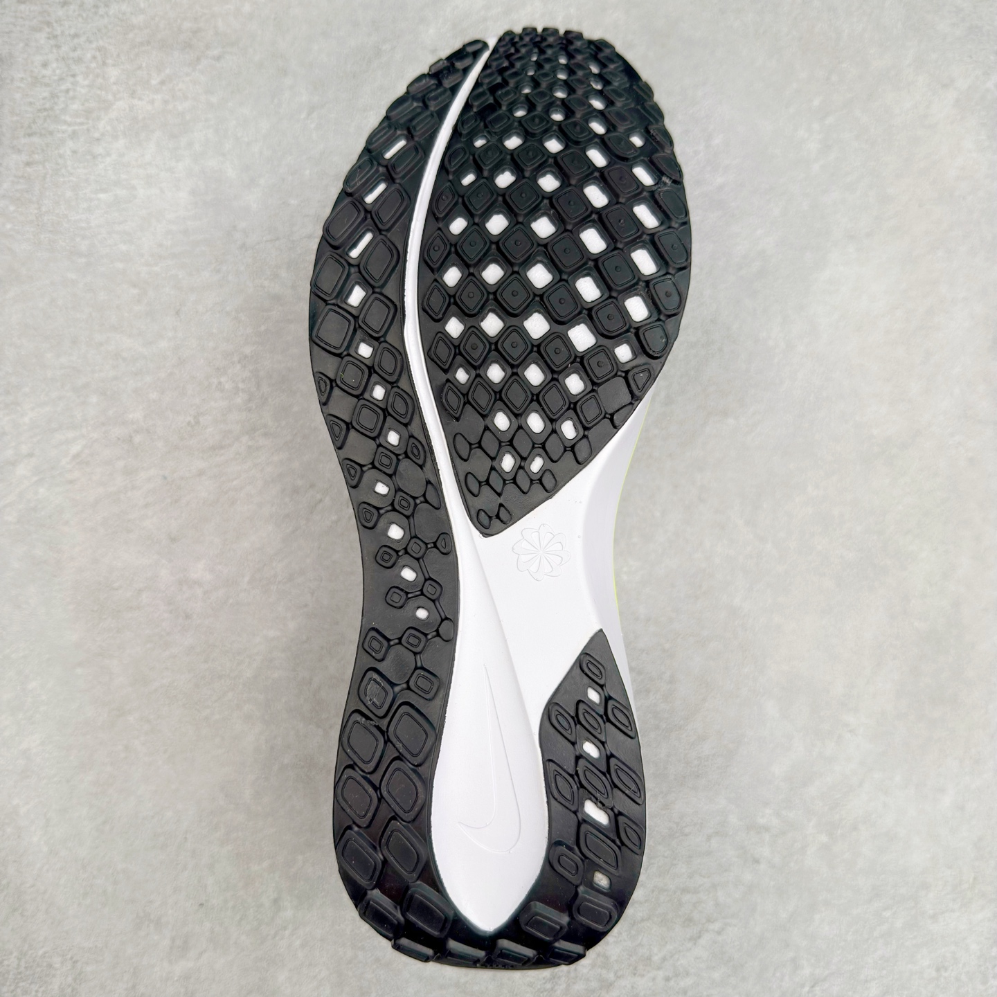 图片[9]-＃特价福利 NK Zoom Pegasus 飞马41代马拉松系列网面透气缓震疾速跑鞋 拥有 Zoom Air 一如既往的稳定感和流畅感 鞋面采用工程网眼设计 为特定高热区域营造出色透气性 进一步增加鞋面的穿孔数量 让足部能够快速散热 中足搭配 Flywire 飞线 在高速运动时营造舒适稳定的贴合感 内置Zoon气垫加持 动力十足 尺码：36 36.5 37.5 38 38.5 39 40 40.5 41 42 42.5 43 44 45-选品中心