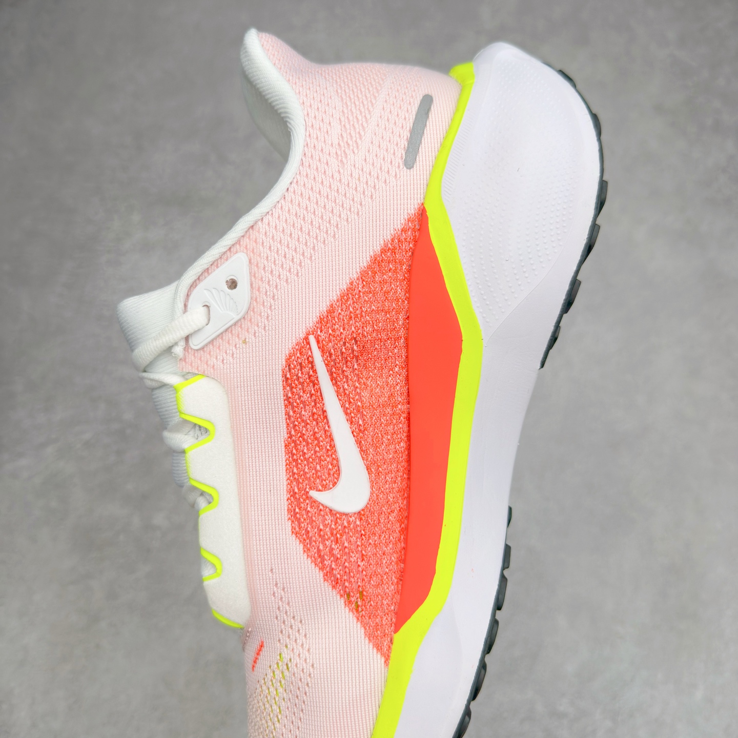 图片[7]-＃特价福利 NK Zoom Pegasus 飞马41代马拉松系列网面透气缓震疾速跑鞋 拥有 Zoom Air 一如既往的稳定感和流畅感 鞋面采用工程网眼设计 为特定高热区域营造出色透气性 进一步增加鞋面的穿孔数量 让足部能够快速散热 中足搭配 Flywire 飞线 在高速运动时营造舒适稳定的贴合感 内置Zoon气垫加持 动力十足 尺码：36 36.5 37.5 38 38.5 39 40 40.5 41 42 42.5 43 44 45-选品中心