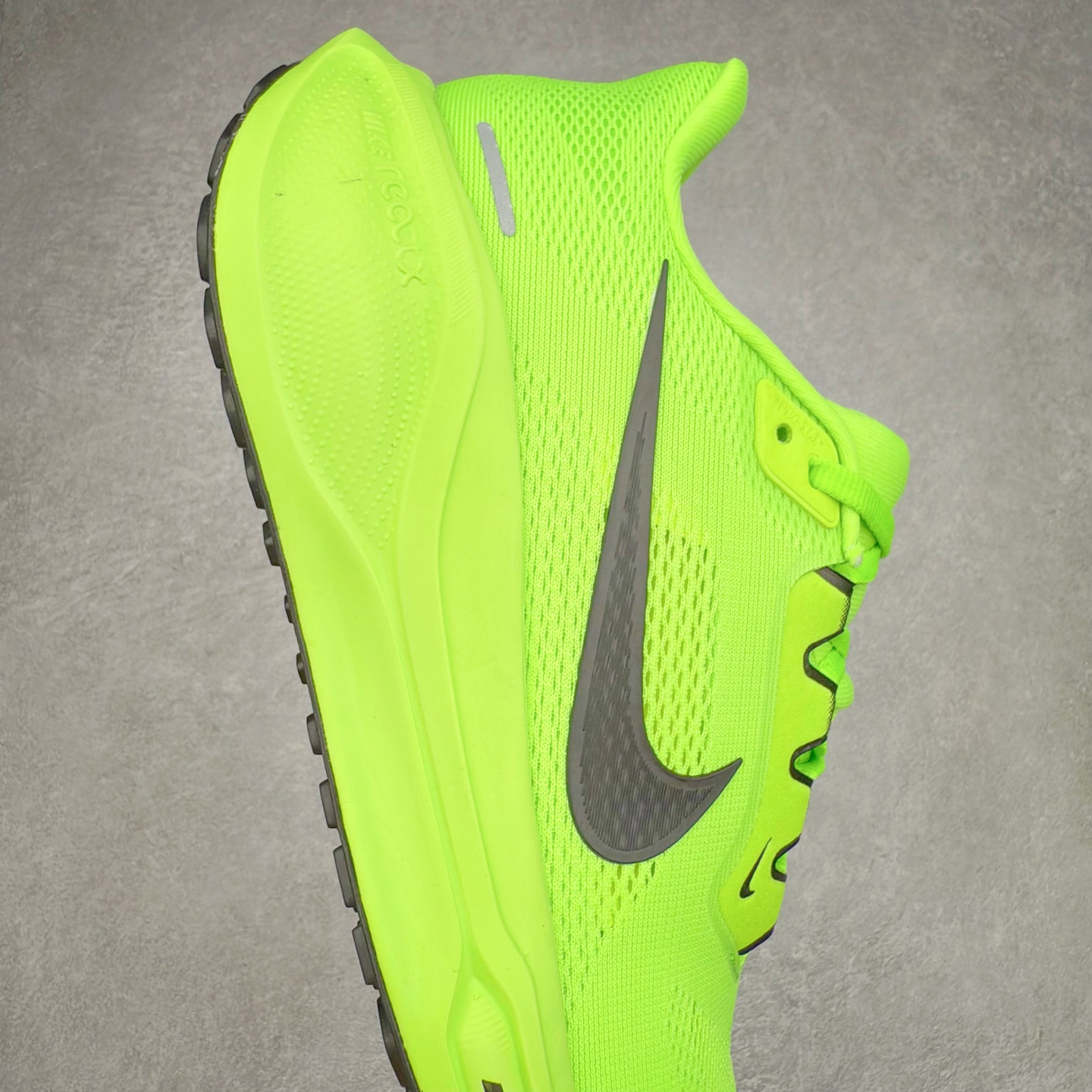 图片[6]-＃特价福利 NK Zoom Pegasus 飞马41代马拉松系列网面透气缓震疾速跑鞋 拥有 Zoom Air 一如既往的稳定感和流畅感 鞋面采用工程网眼设计 为特定高热区域营造出色透气性 进一步增加鞋面的穿孔数量 让足部能够快速散热 中足搭配 Flywire 飞线 在高速运动时营造舒适稳定的贴合感 内置Zoon气垫加持 动力十足 尺码：36 36.5 37.5 38 38.5 39 40 40.5 41 42 42.5 43 44 45-选品中心