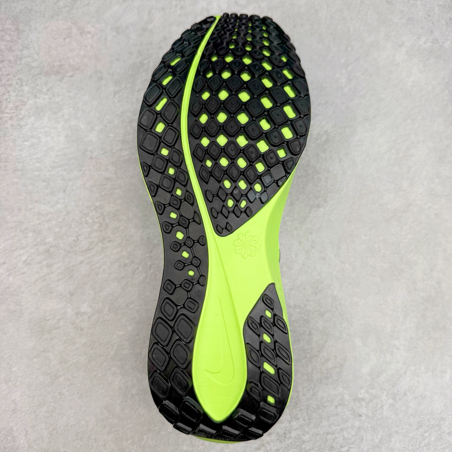 图片[9]-＃特价福利 NK Zoom Pegasus 飞马41代马拉松系列网面透气缓震疾速跑鞋 拥有 Zoom Air 一如既往的稳定感和流畅感 鞋面采用工程网眼设计 为特定高热区域营造出色透气性 进一步增加鞋面的穿孔数量 让足部能够快速散热 中足搭配 Flywire 飞线 在高速运动时营造舒适稳定的贴合感 内置Zoon气垫加持 动力十足 尺码：36 36.5 37.5 38 38.5 39 40 40.5 41 42 42.5 43 44 45-选品中心