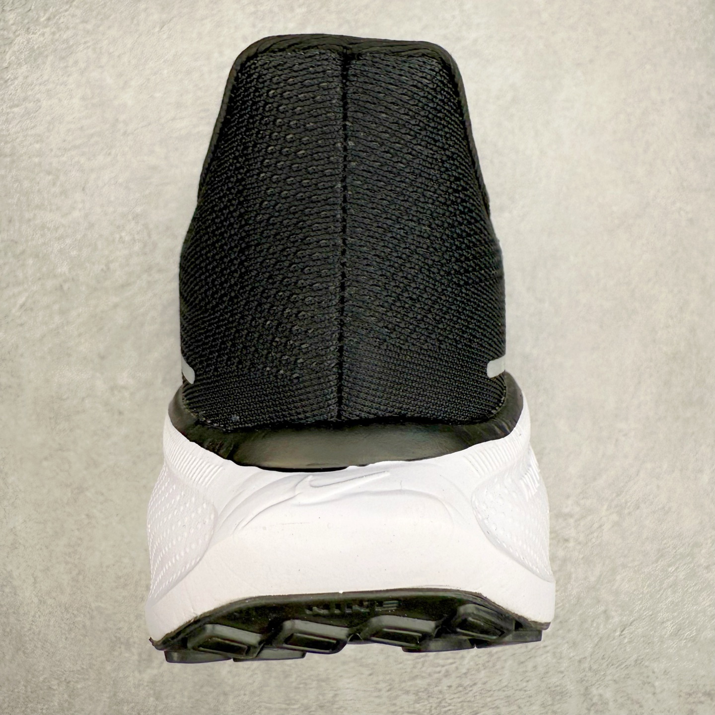 图片[8]-＃特价福利 NK Zoom Pegasus 飞马41代马拉松系列网面透气缓震疾速跑鞋 拥有 Zoom Air 一如既往的稳定感和流畅感 鞋面采用工程网眼设计 为特定高热区域营造出色透气性 进一步增加鞋面的穿孔数量 让足部能够快速散热 中足搭配 Flywire 飞线 在高速运动时营造舒适稳定的贴合感 内置Zoon气垫加持 动力十足 尺码：36 36.5 37.5 38 38.5 39 40 40.5 41 42 42.5 43 44 45-选品中心