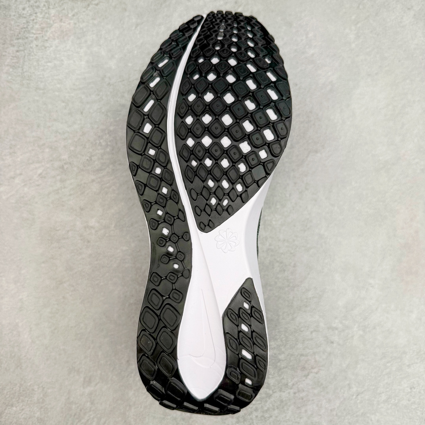 图片[9]-＃特价福利 NK Zoom Pegasus 飞马41代马拉松系列网面透气缓震疾速跑鞋 拥有 Zoom Air 一如既往的稳定感和流畅感 鞋面采用工程网眼设计 为特定高热区域营造出色透气性 进一步增加鞋面的穿孔数量 让足部能够快速散热 中足搭配 Flywire 飞线 在高速运动时营造舒适稳定的贴合感 内置Zoon气垫加持 动力十足 尺码：36 36.5 37.5 38 38.5 39 40 40.5 41 42 42.5 43 44 45-选品中心