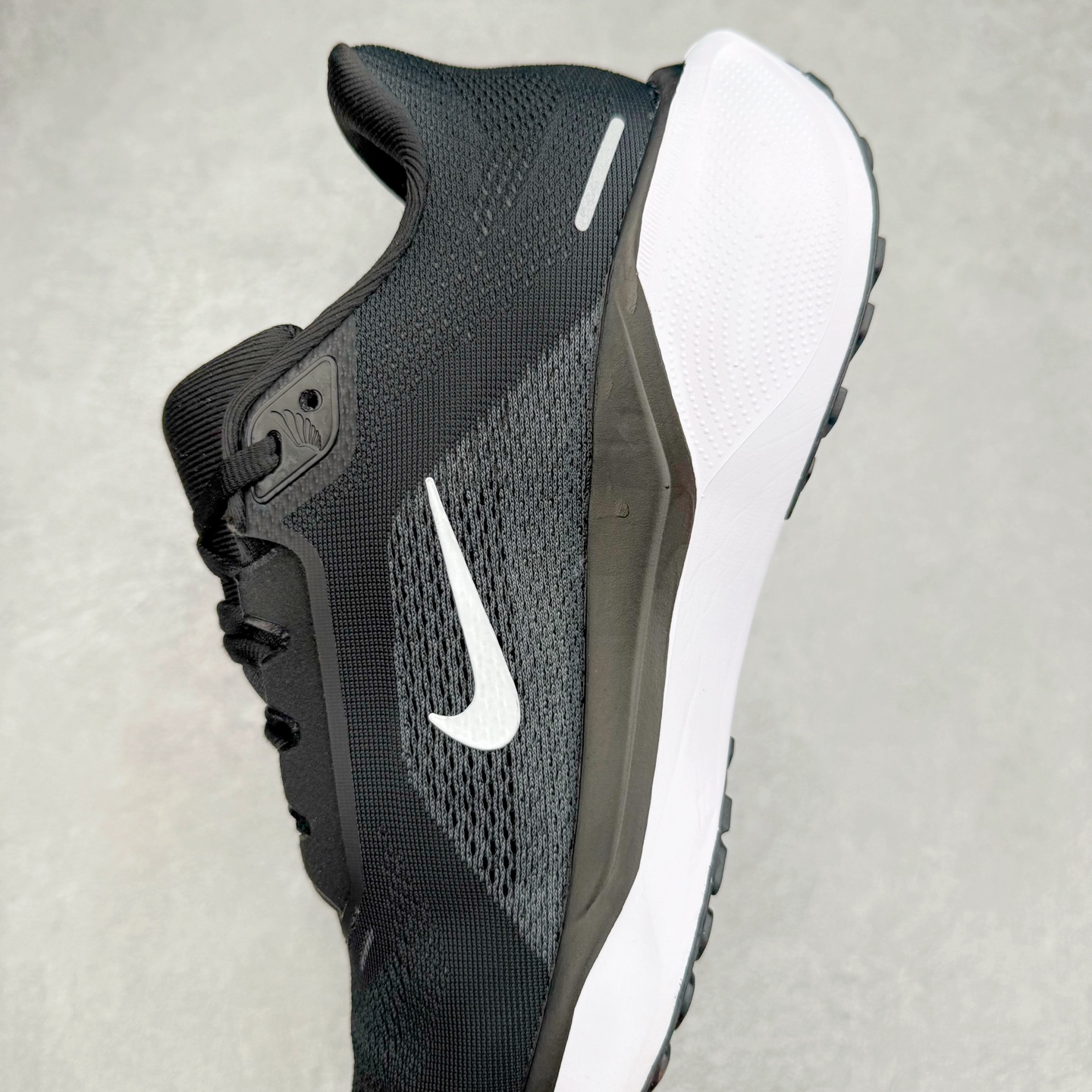 图片[7]-＃特价福利 NK Zoom Pegasus 飞马41代马拉松系列网面透气缓震疾速跑鞋 拥有 Zoom Air 一如既往的稳定感和流畅感 鞋面采用工程网眼设计 为特定高热区域营造出色透气性 进一步增加鞋面的穿孔数量 让足部能够快速散热 中足搭配 Flywire 飞线 在高速运动时营造舒适稳定的贴合感 内置Zoon气垫加持 动力十足 尺码：36 36.5 37.5 38 38.5 39 40 40.5 41 42 42.5 43 44 45-选品中心