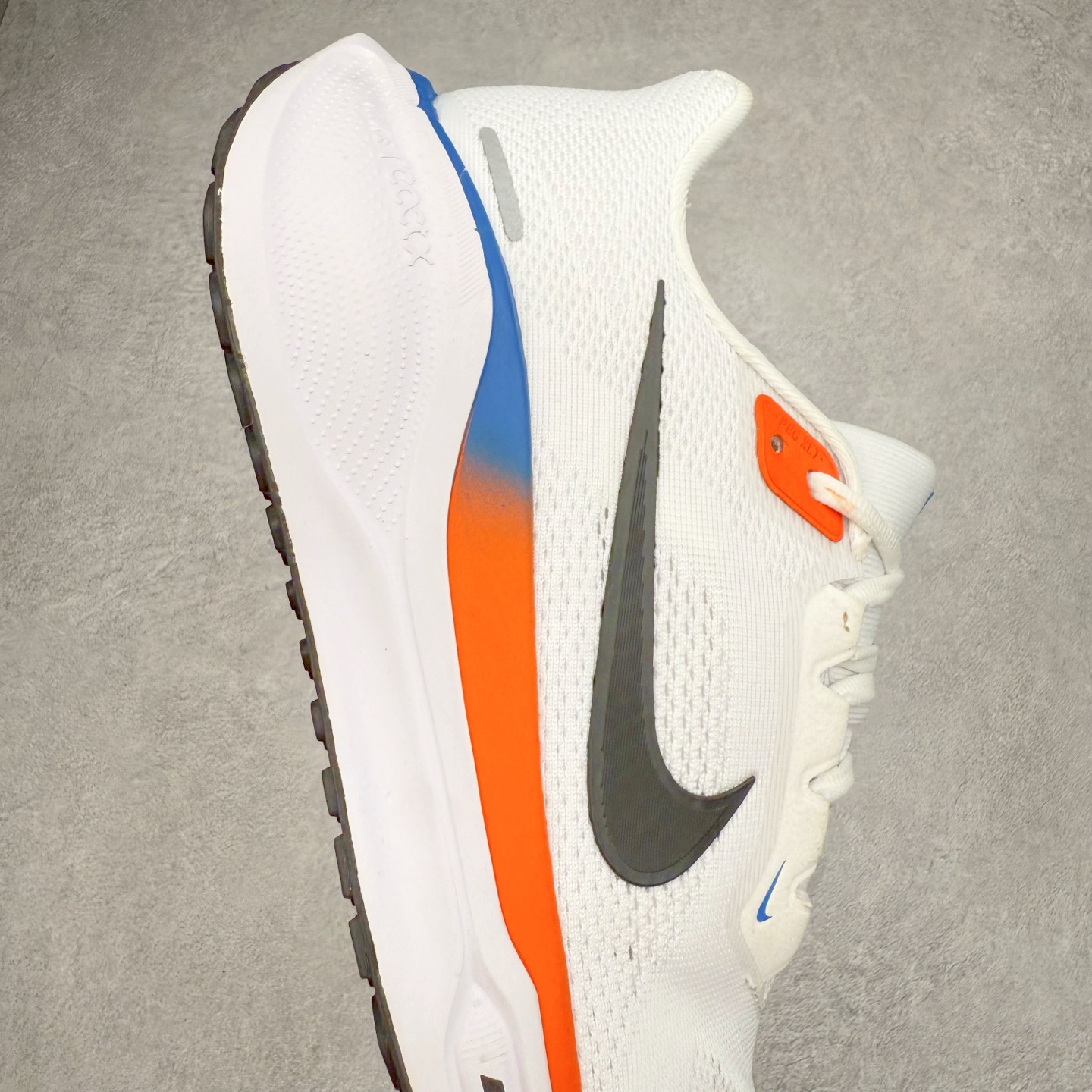 图片[6]-＃特价福利 NK Zoom Pegasus 飞马41代马拉松系列网面透气缓震疾速跑鞋 拥有 Zoom Air 一如既往的稳定感和流畅感 鞋面采用工程网眼设计 为特定高热区域营造出色透气性 进一步增加鞋面的穿孔数量 让足部能够快速散热 中足搭配 Flywire 飞线 在高速运动时营造舒适稳定的贴合感 内置Zoon气垫加持 动力十足 尺码：36 36.5 37.5 38 38.5 39 40 40.5 41 42 42.5 43 44 45-选品中心