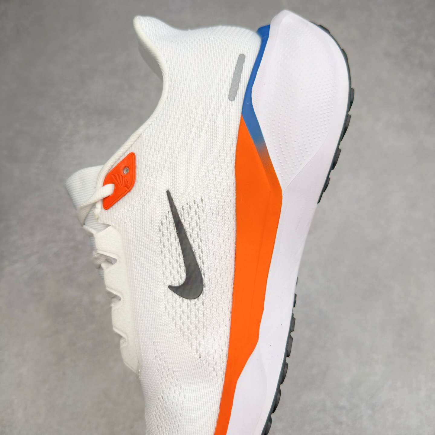 图片[7]-＃特价福利 NK Zoom Pegasus 飞马41代马拉松系列网面透气缓震疾速跑鞋 拥有 Zoom Air 一如既往的稳定感和流畅感 鞋面采用工程网眼设计 为特定高热区域营造出色透气性 进一步增加鞋面的穿孔数量 让足部能够快速散热 中足搭配 Flywire 飞线 在高速运动时营造舒适稳定的贴合感 内置Zoon气垫加持 动力十足 尺码：36 36.5 37.5 38 38.5 39 40 40.5 41 42 42.5 43 44 45-选品中心