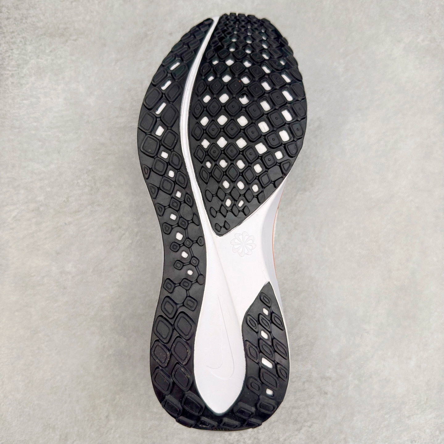 图片[9]-＃特价福利 NK Zoom Pegasus 飞马41代马拉松系列网面透气缓震疾速跑鞋 拥有 Zoom Air 一如既往的稳定感和流畅感 鞋面采用工程网眼设计 为特定高热区域营造出色透气性 进一步增加鞋面的穿孔数量 让足部能够快速散热 中足搭配 Flywire 飞线 在高速运动时营造舒适稳定的贴合感 内置Zoon气垫加持 动力十足 尺码：36 36.5 37.5 38 38.5 39 40 40.5 41 42 42.5 43 44 45-选品中心